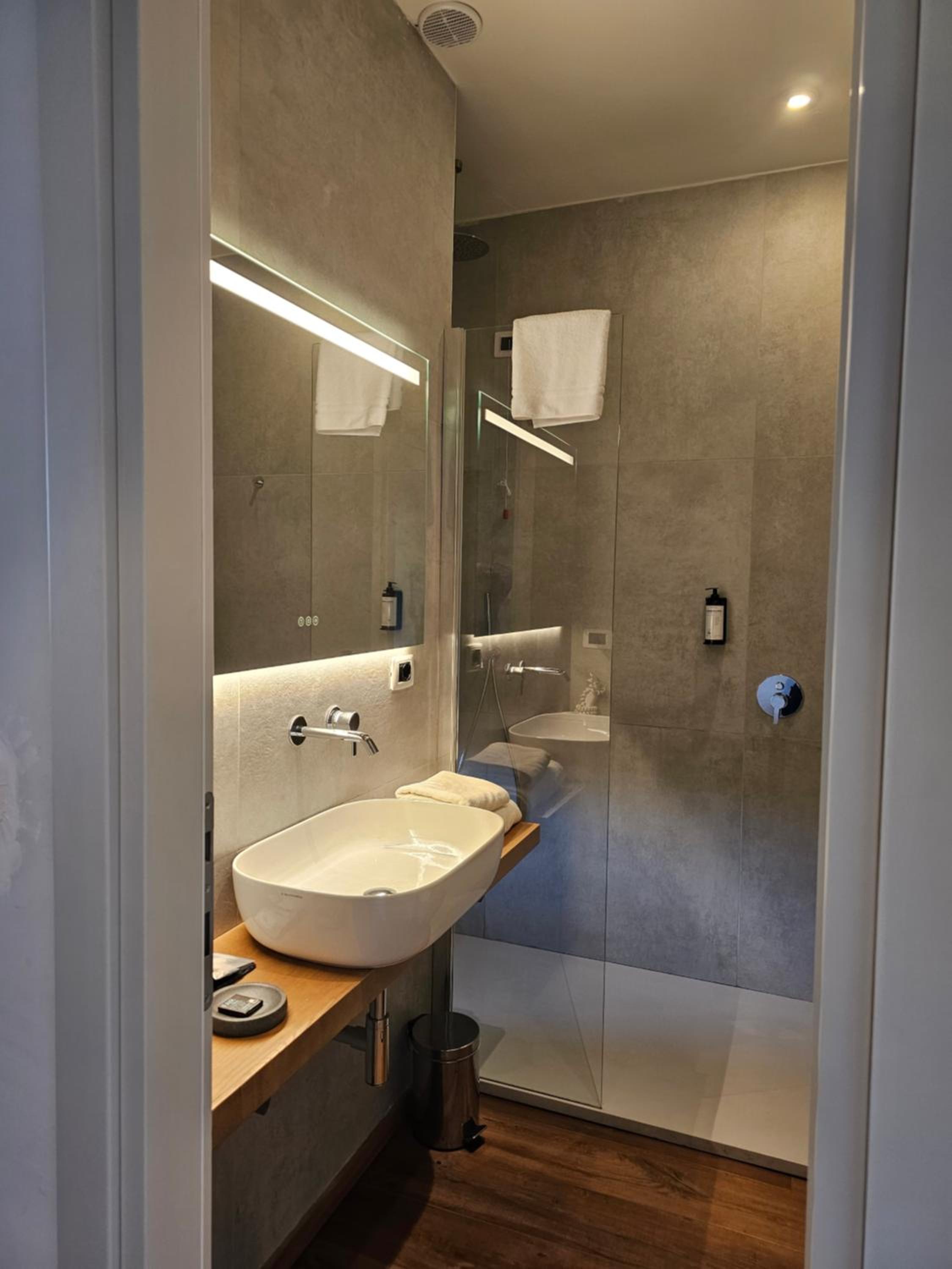 Classic Double or Twin Room - Photo 10