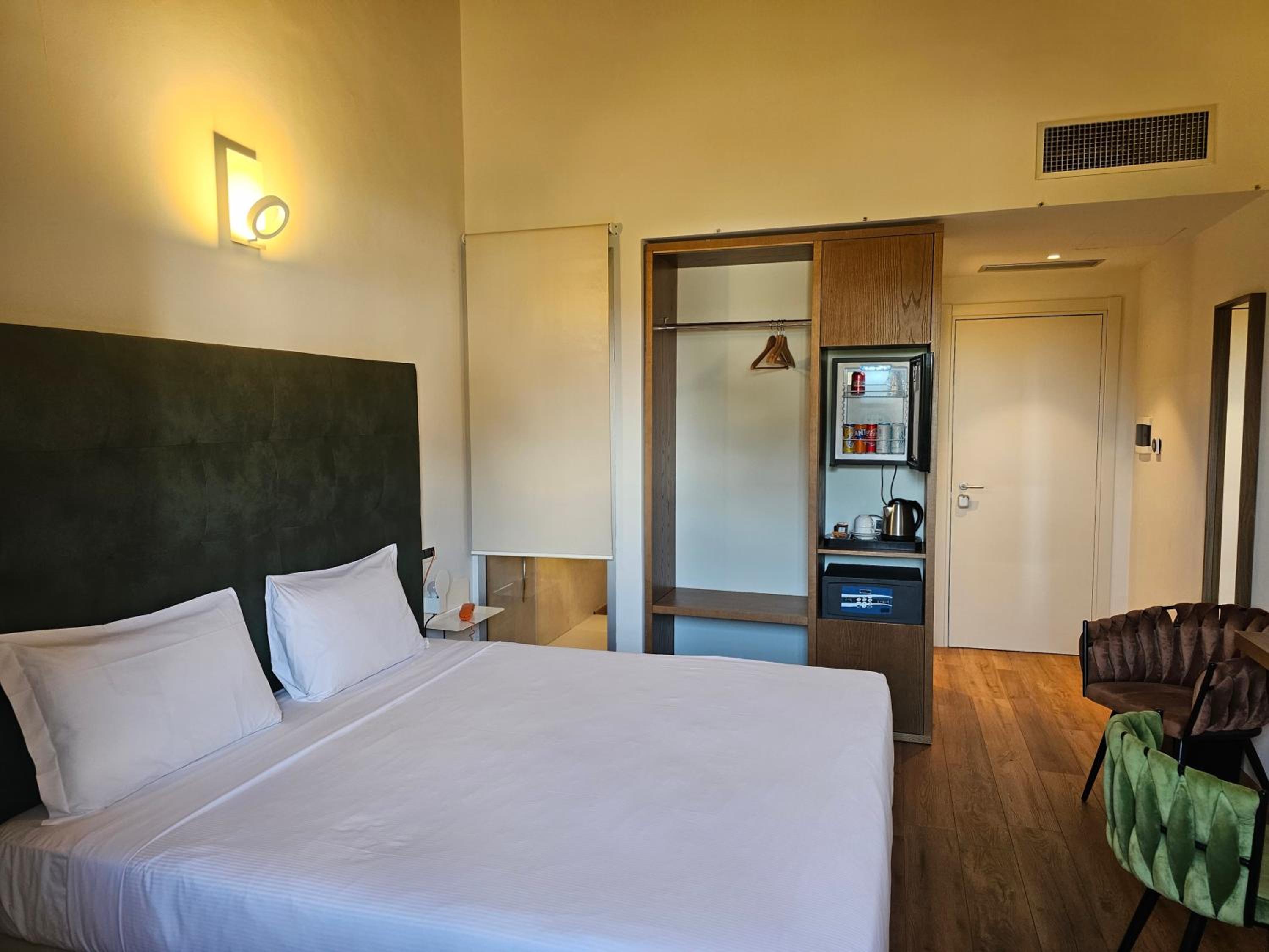 Classic Double or Twin Room - Photo 12
