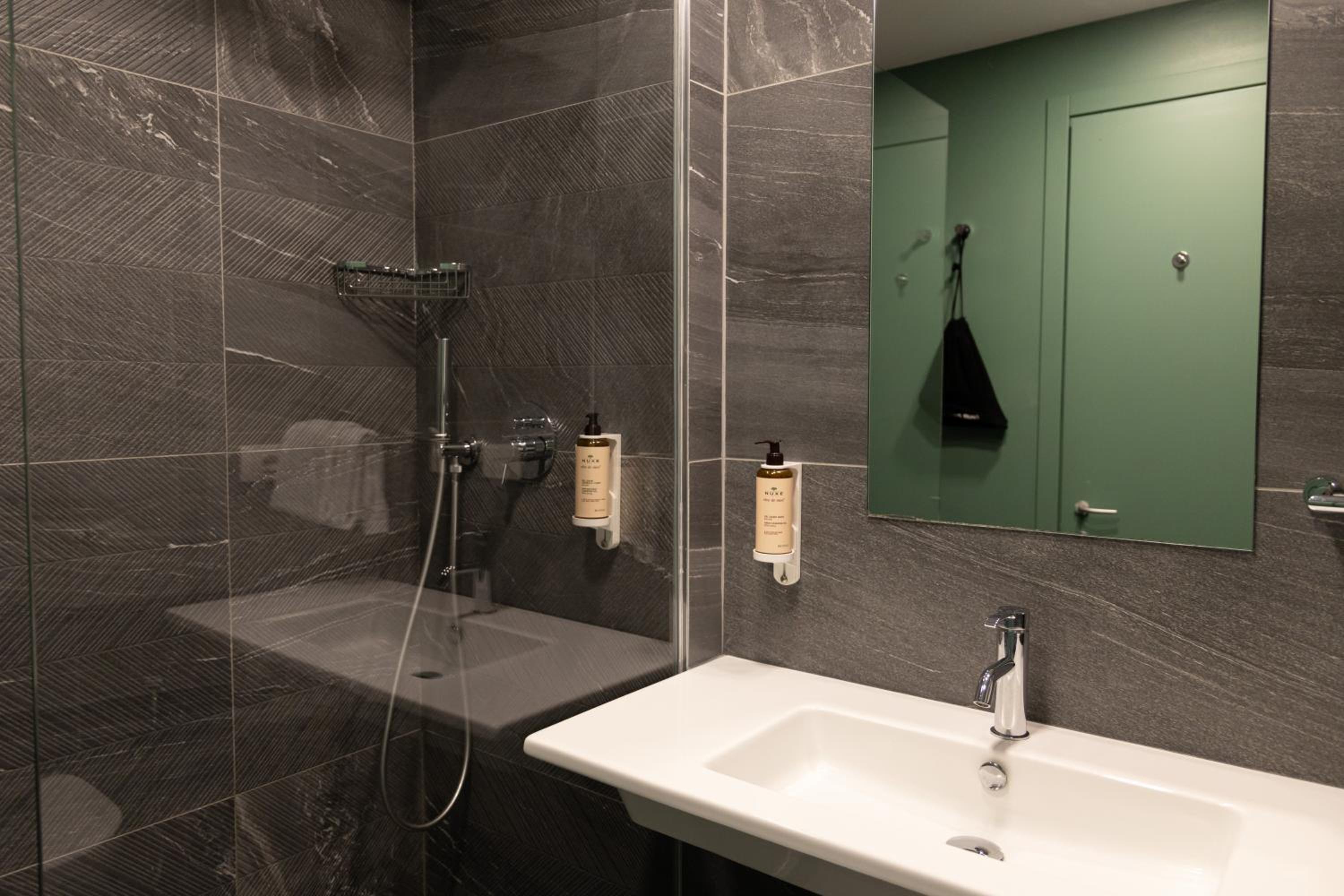 Executive Room - Photo 5