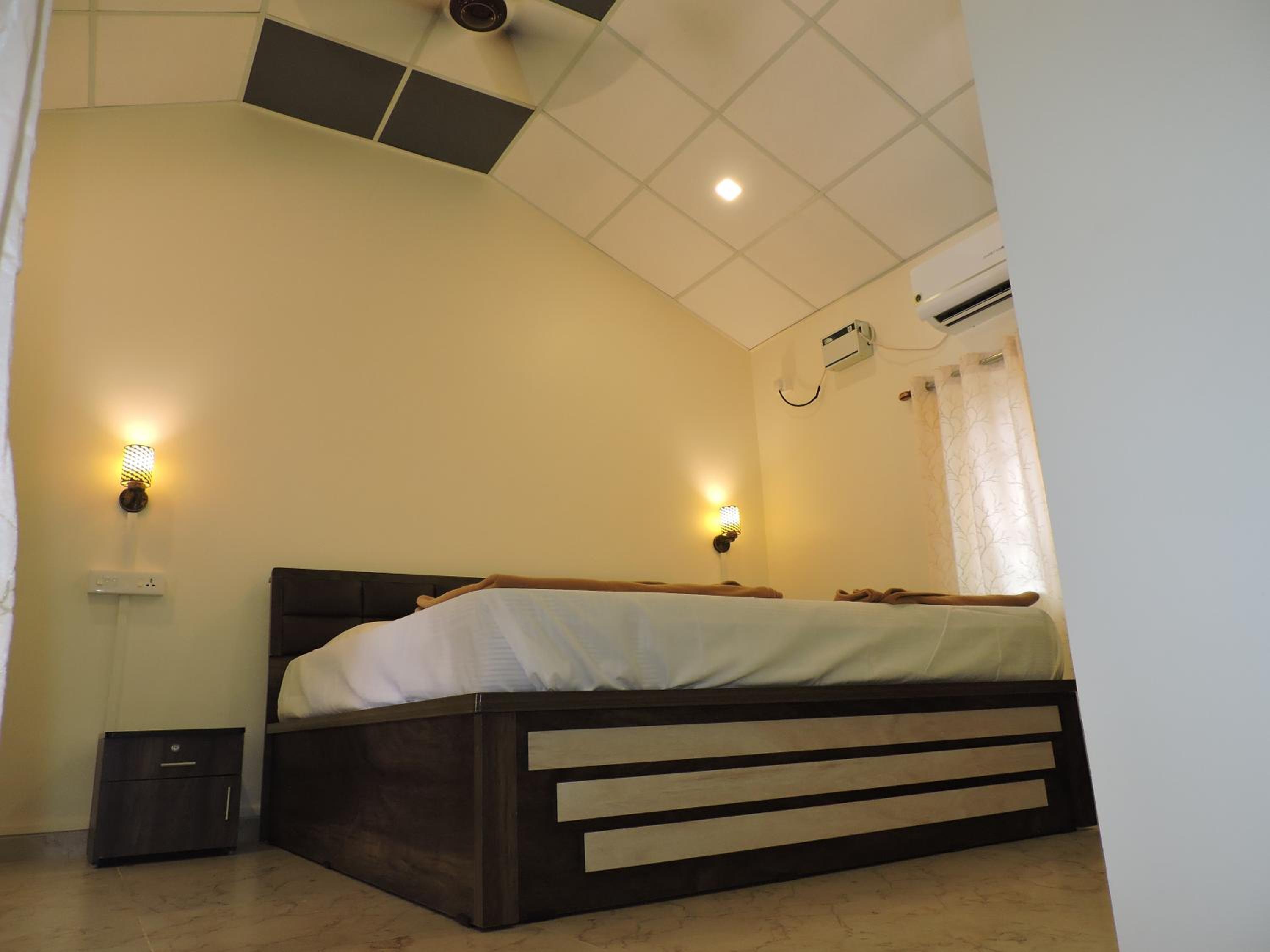 Double Room with Balcony (2 Adults + 1 Child) photo 1