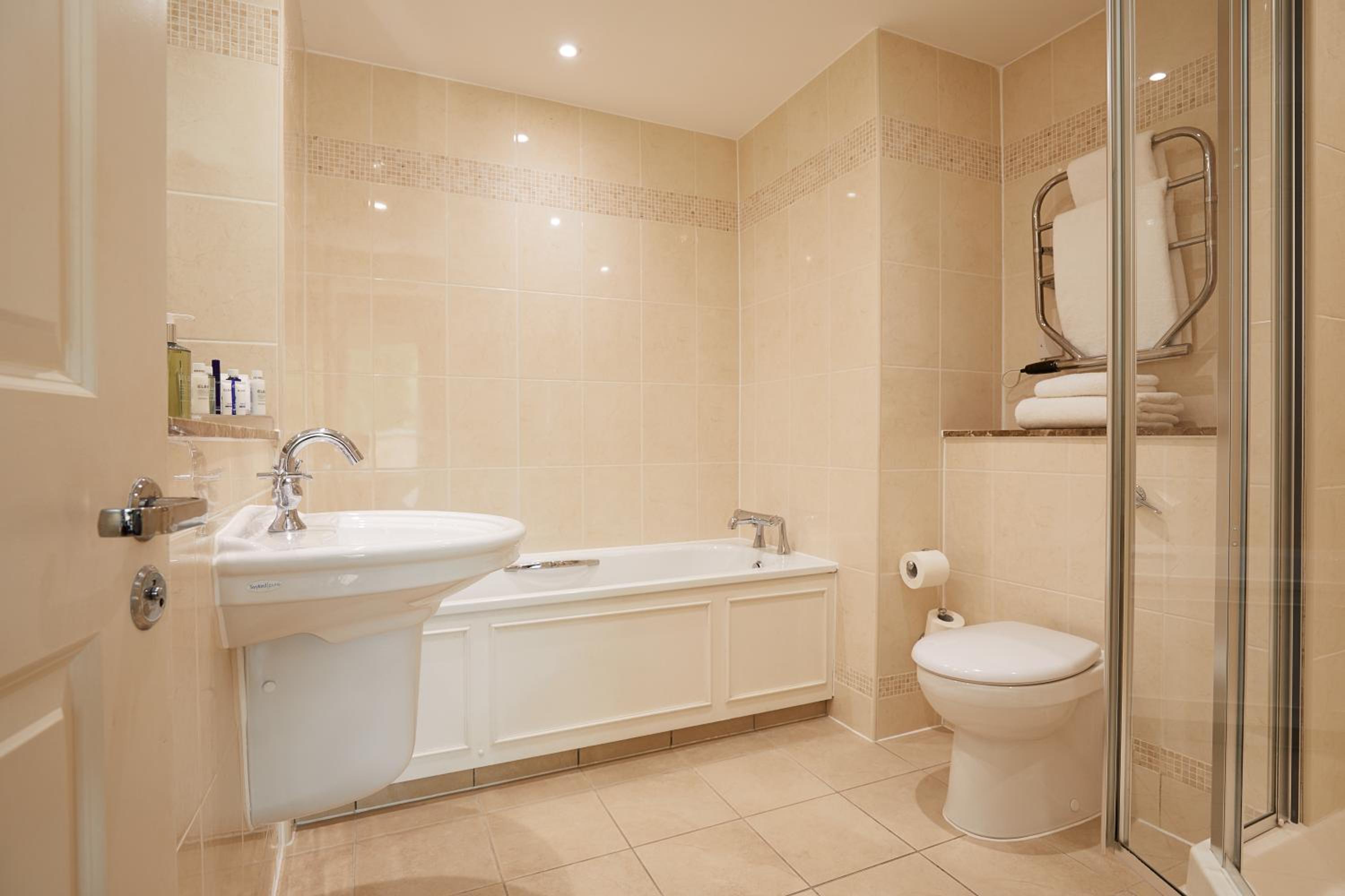 Standard King Room - Photo 6