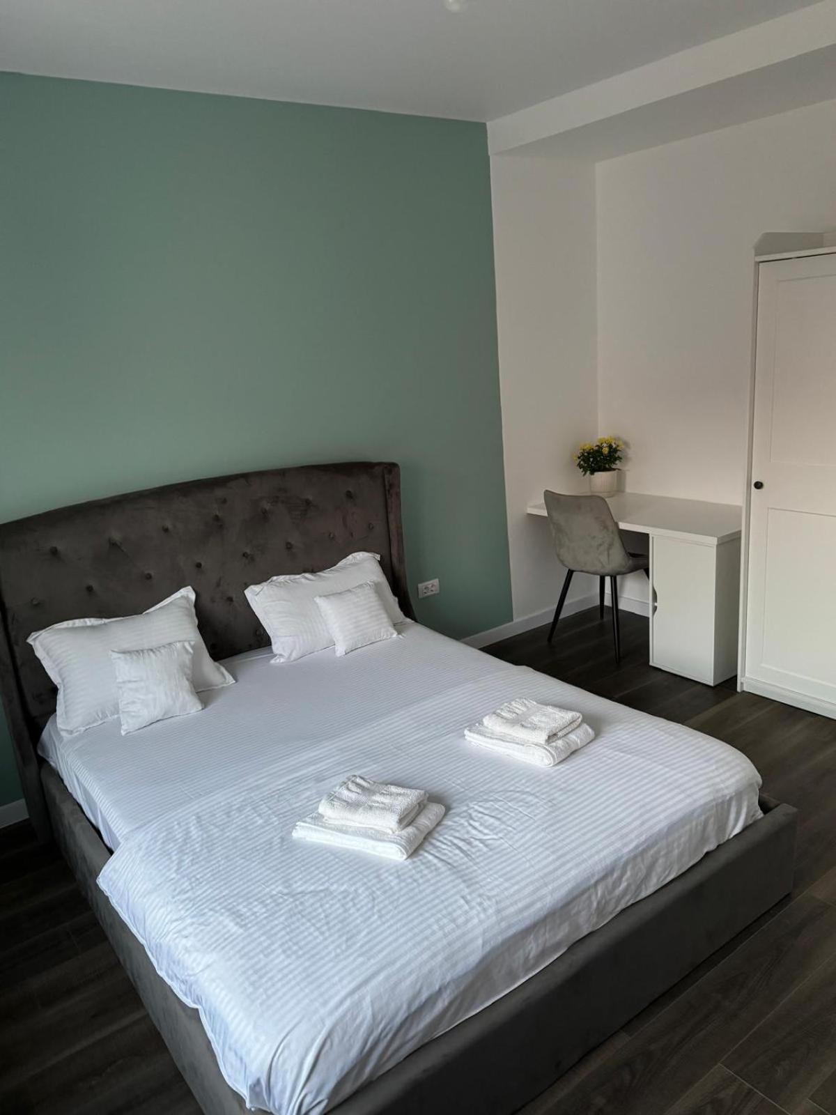 Queen Room photo 2