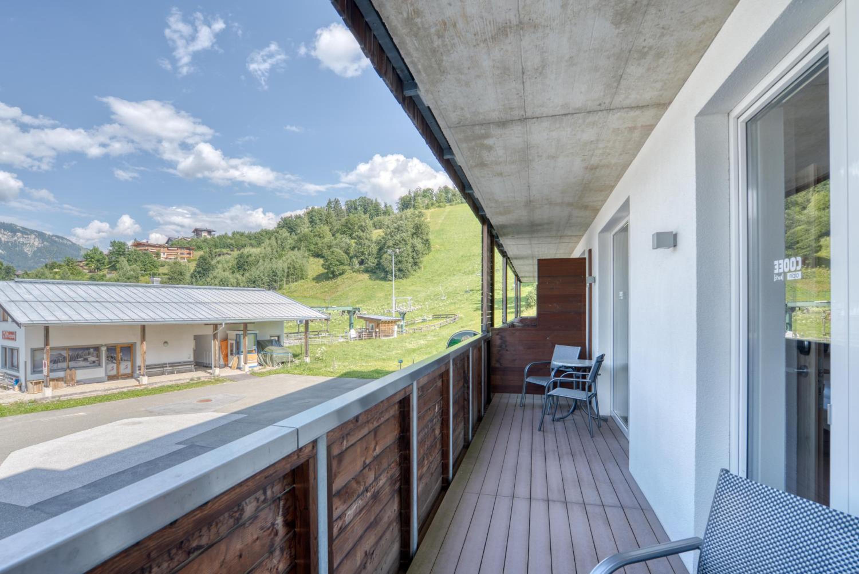 Family Room with Balcony (2 Adults + 2 Children) photo 2