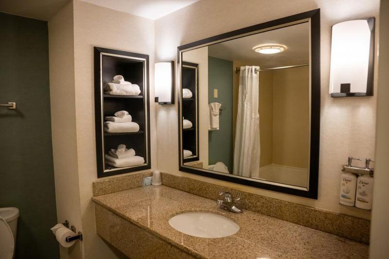 King Suite - Non-Smoking - Photo 4