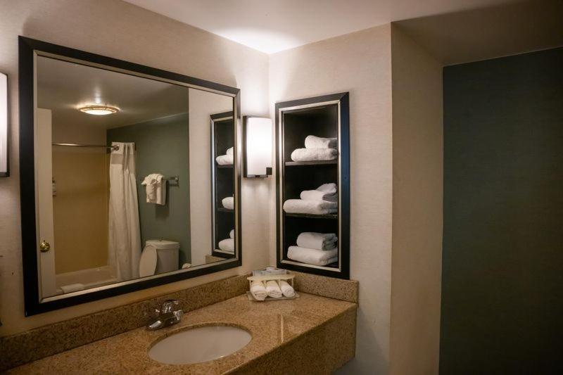 King Suite - Non-Smoking - Photo 3