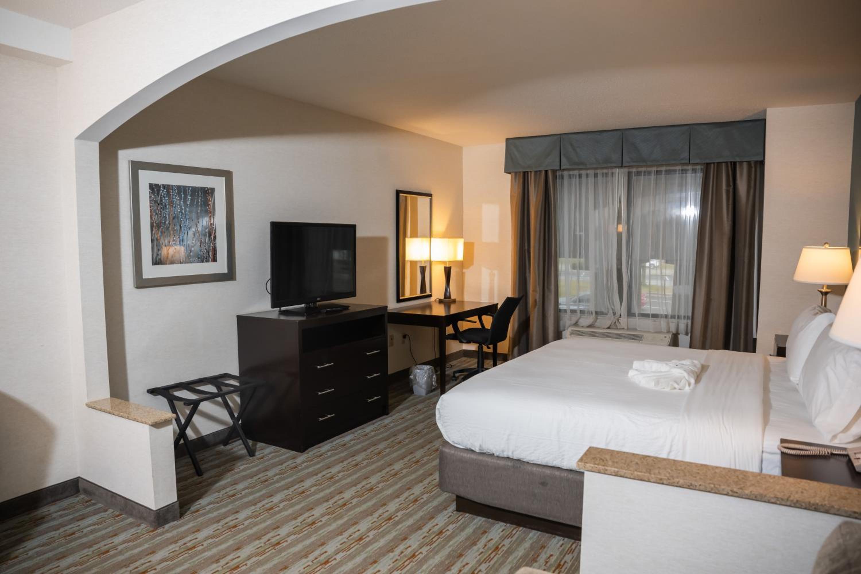 King Suite - Non-Smoking - Photo 6