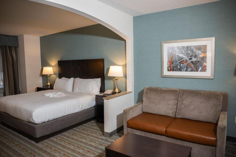 King Suite - Non-Smoking - Photo 5