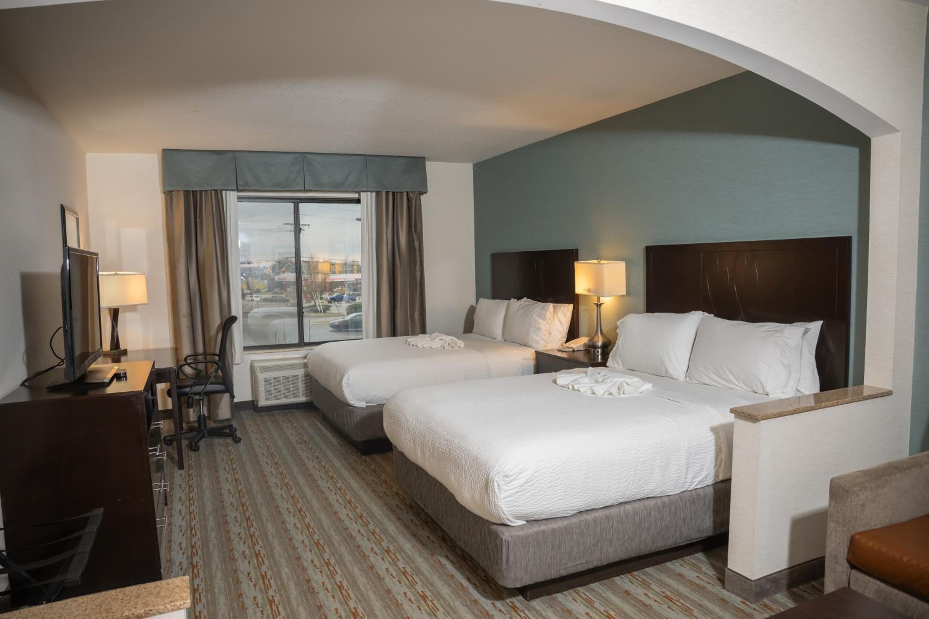 Queen Suite with Two Queen Beds and Bathtub w/Grab Bars - Non-Smoking - Photo 1