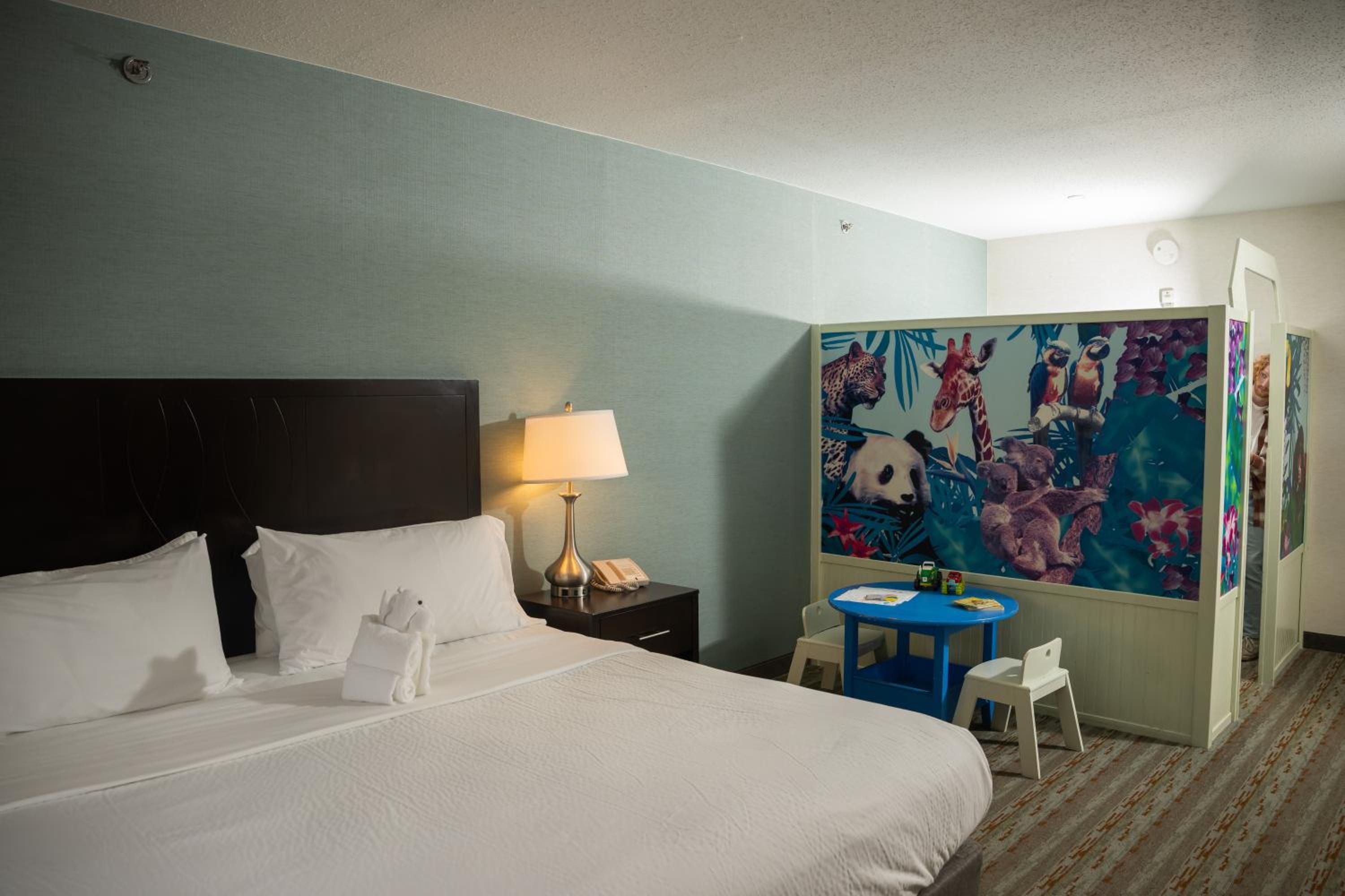 Family King Suite with Bunk Bed - Non-Smoking - Photo 4