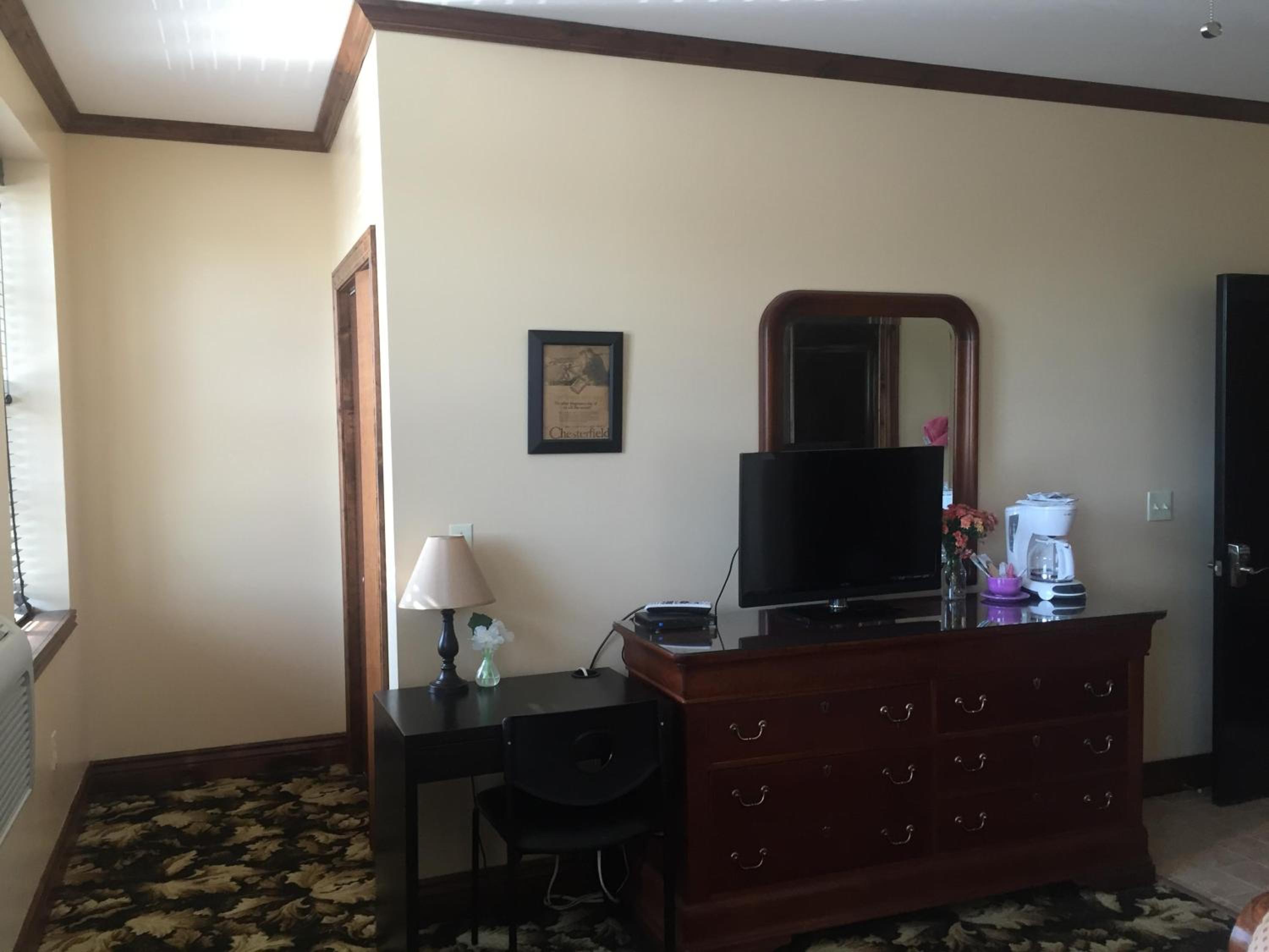 Queen Suite - Photo 2