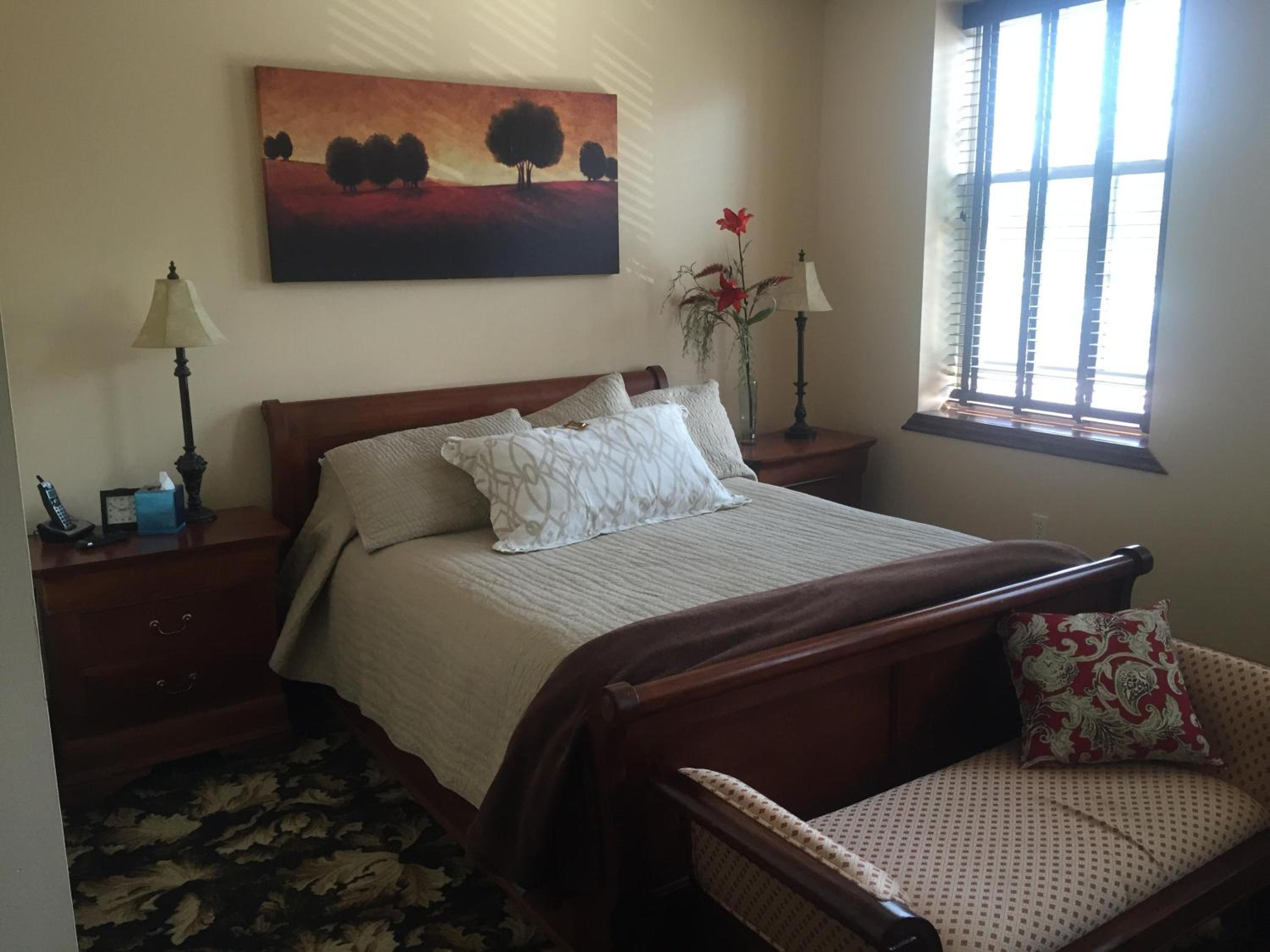 Queen Suite - Photo 10
