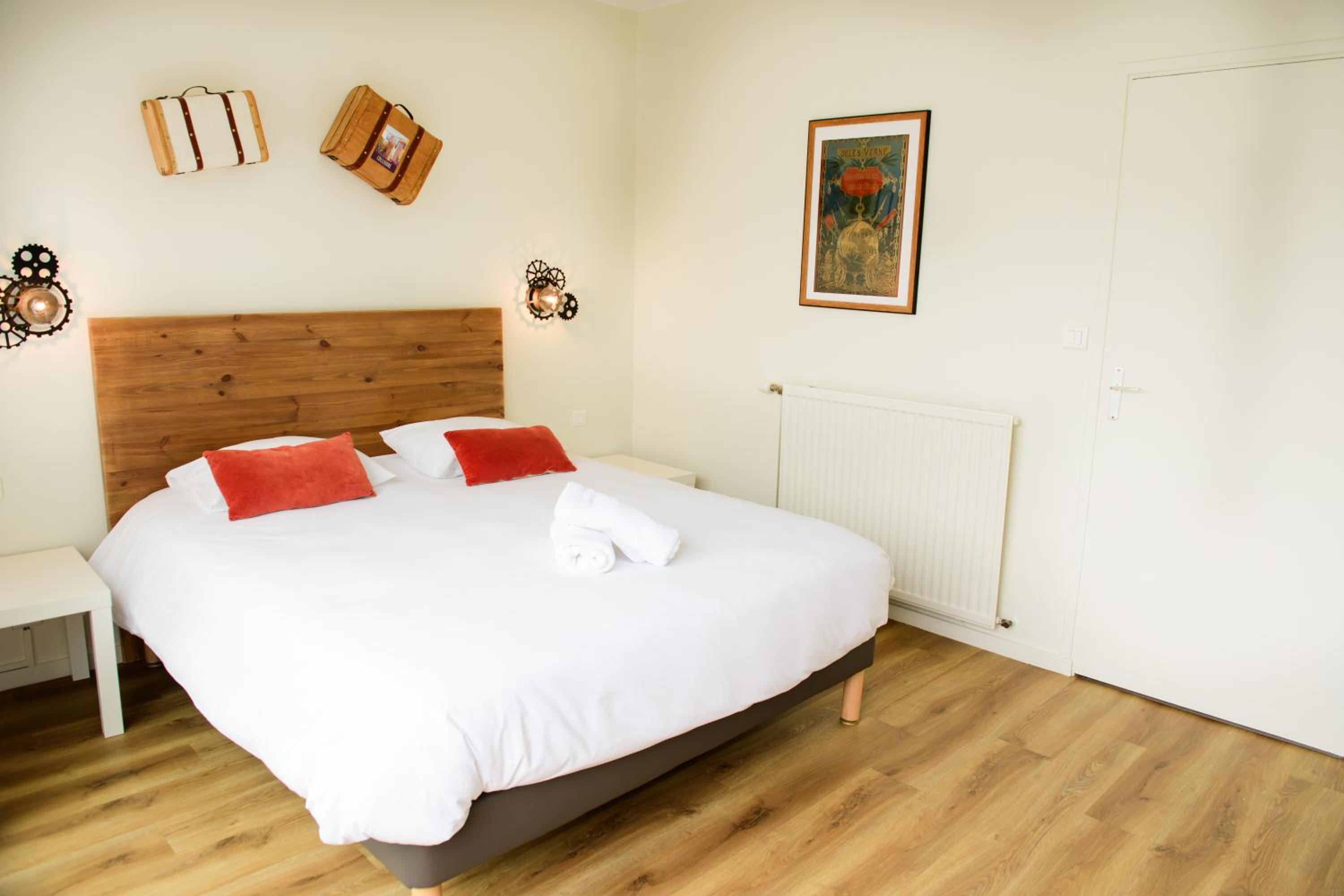 Queen Room with Balcony - Photo 4