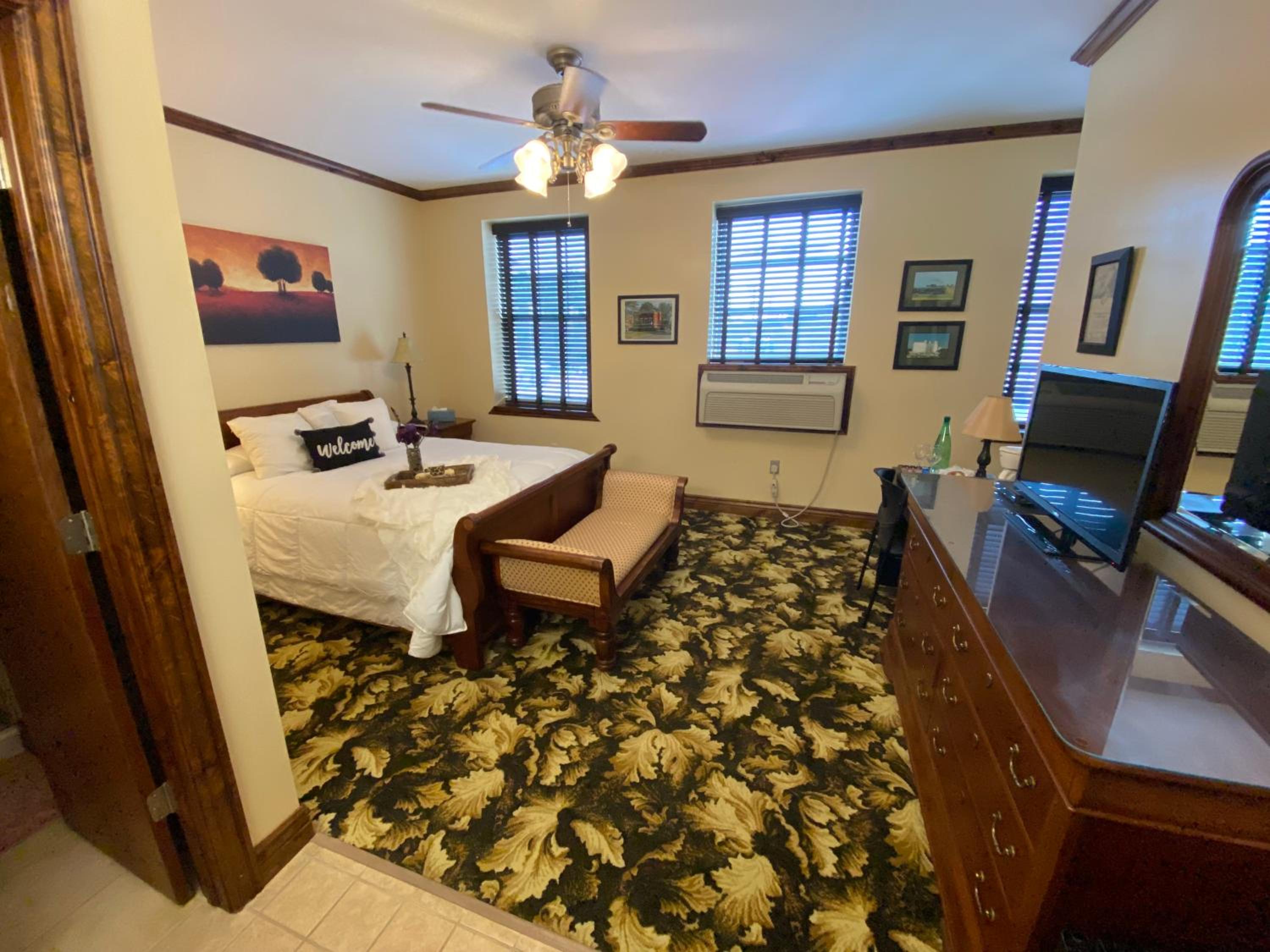 Queen Suite - Photo 6