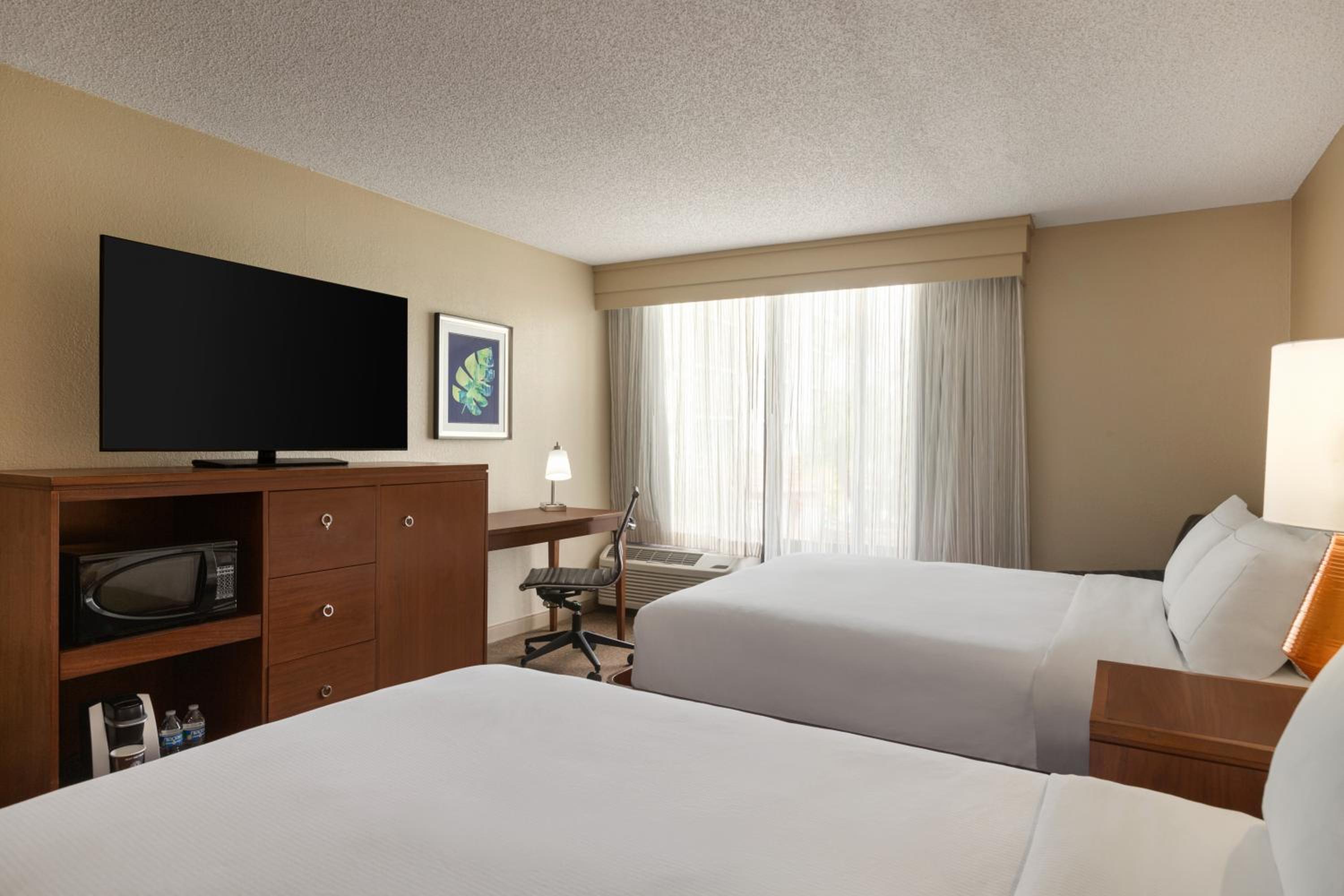 Queen Room with Two Queen Beds - Photo 4