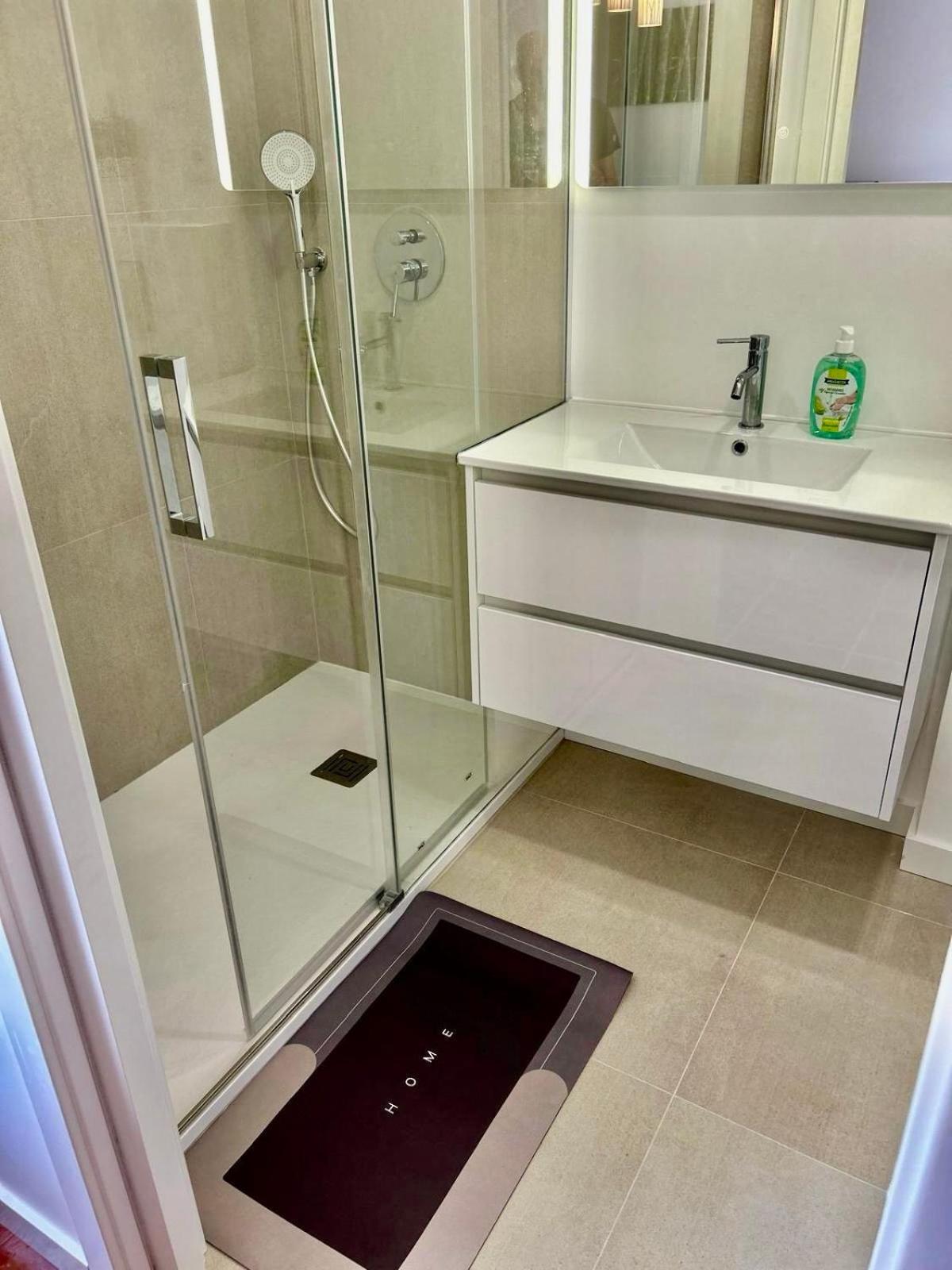 Twin Room with Private Bathroom photo 3