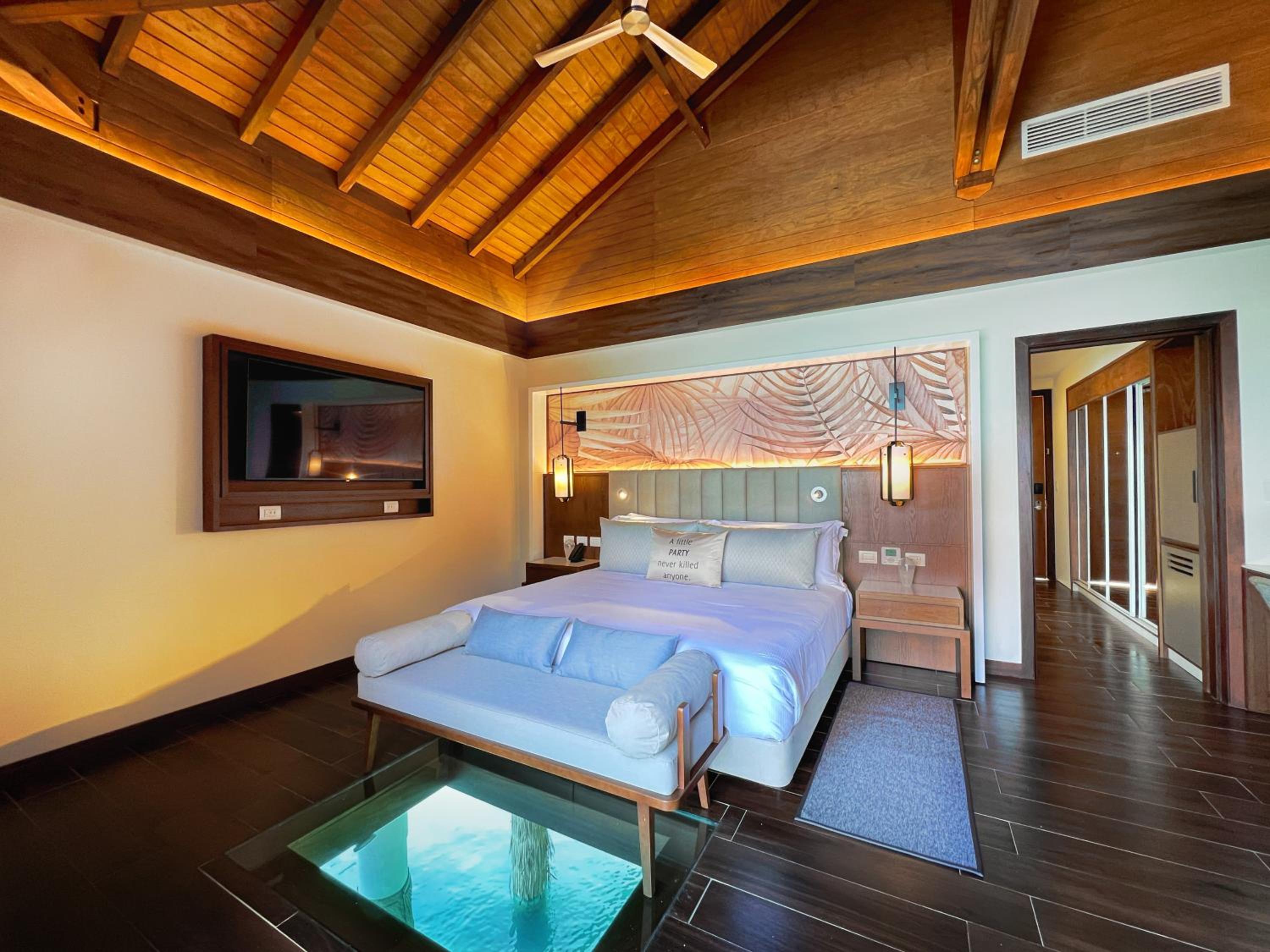 Luxury Junior Sunset Overwater Suite Diamond Club