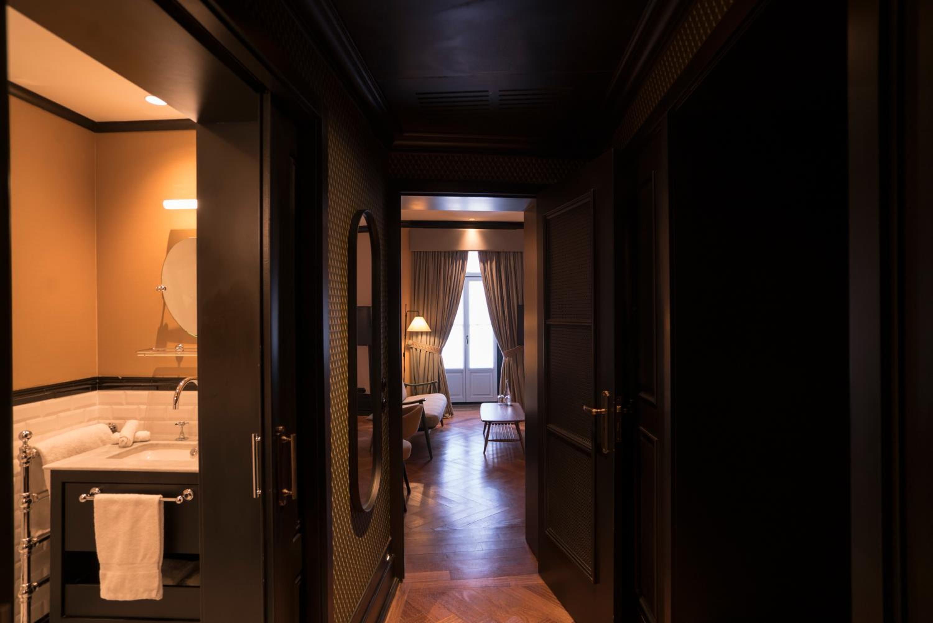 Deluxe Double Room thumbnail 5