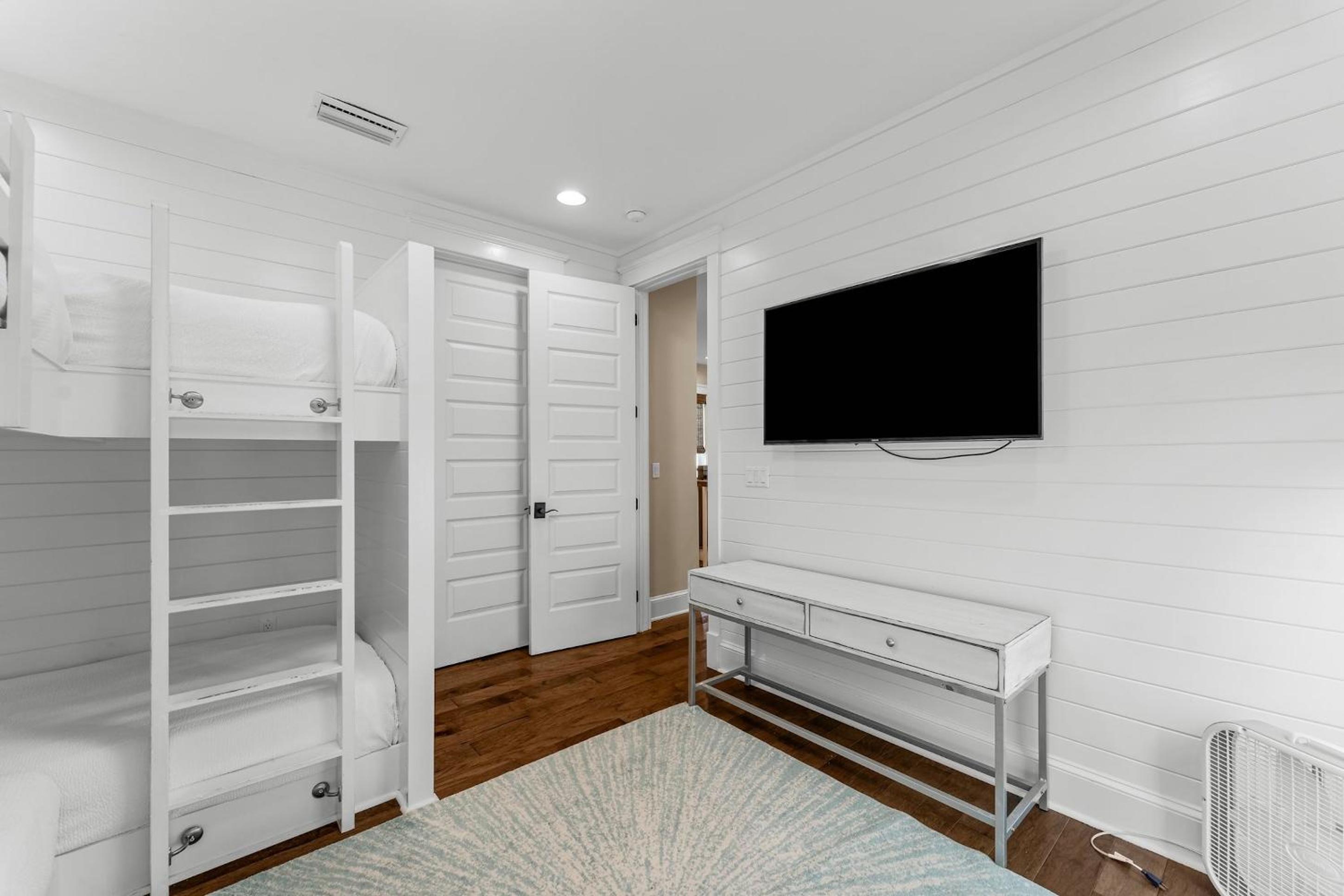 Five-Bedroom House - Photo 12