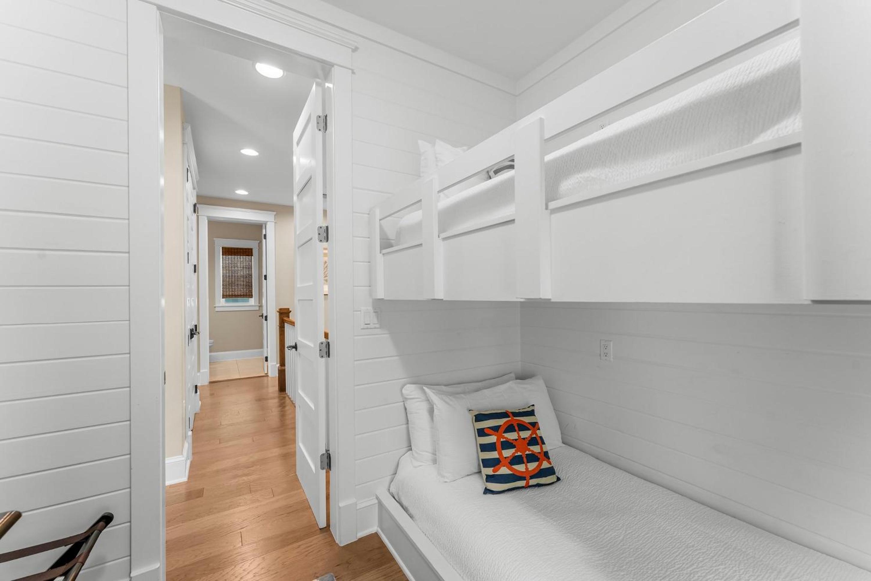 Five-Bedroom House - Photo 13