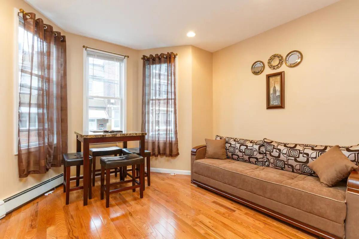 One-Bedroom Apartment photo 1