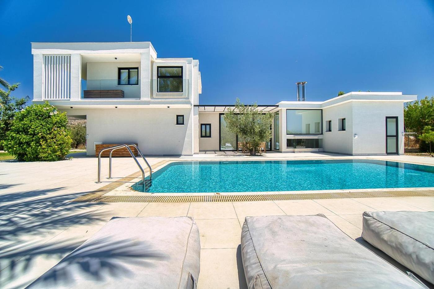 Villa photo 2