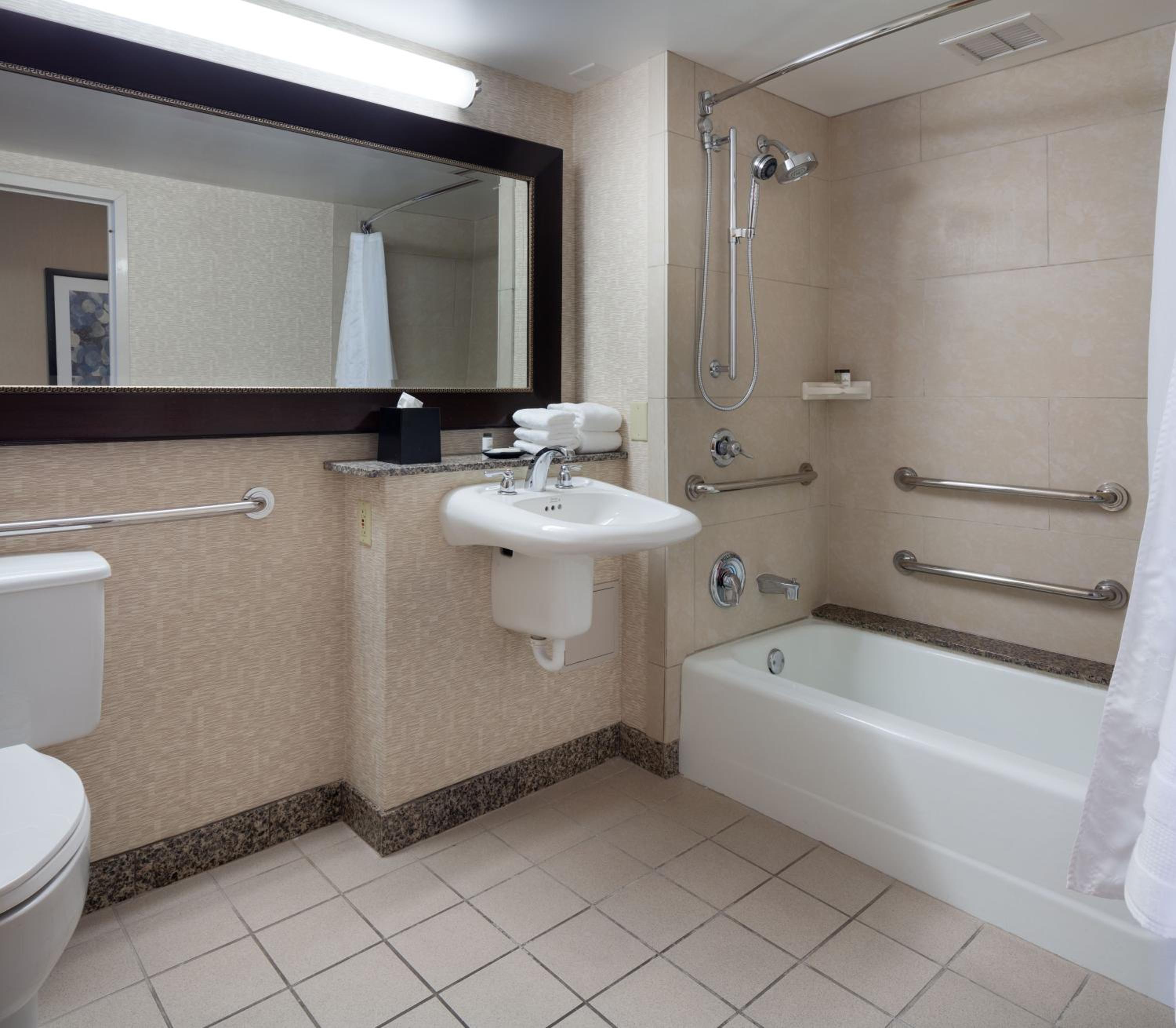 Queen Room With Two Queen Beds And Adapted Tub - Mobility Accessible - Photo 3