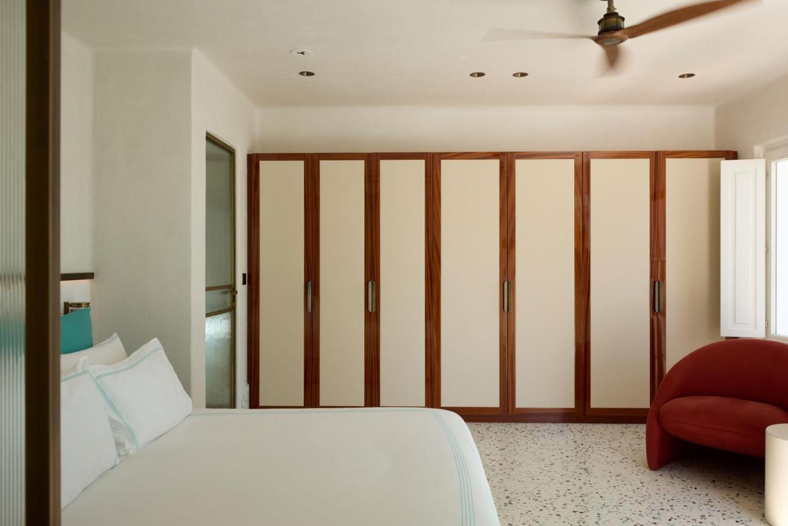 Deluxe Double Room with Balcony - Photo 13