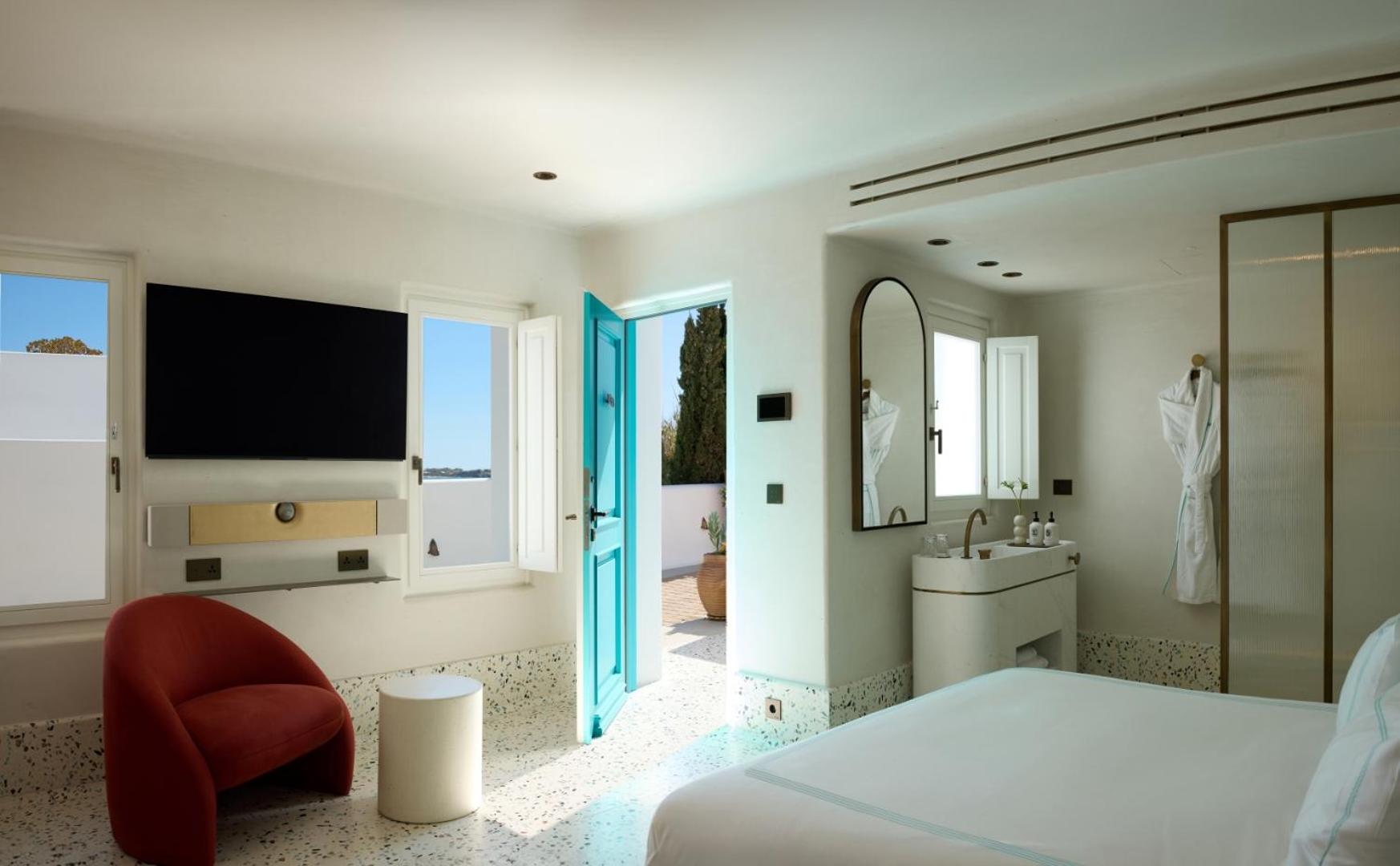 Deluxe Double Room with Balcony - Photo 4
