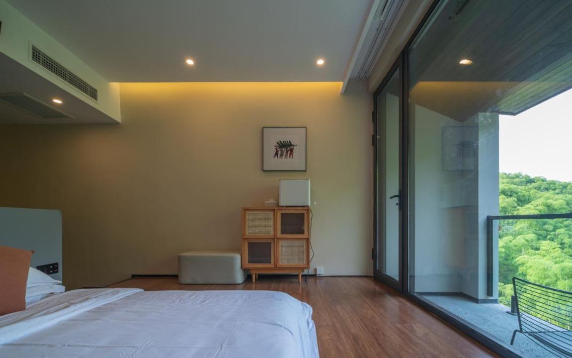 Family Room With Balcony photo 3