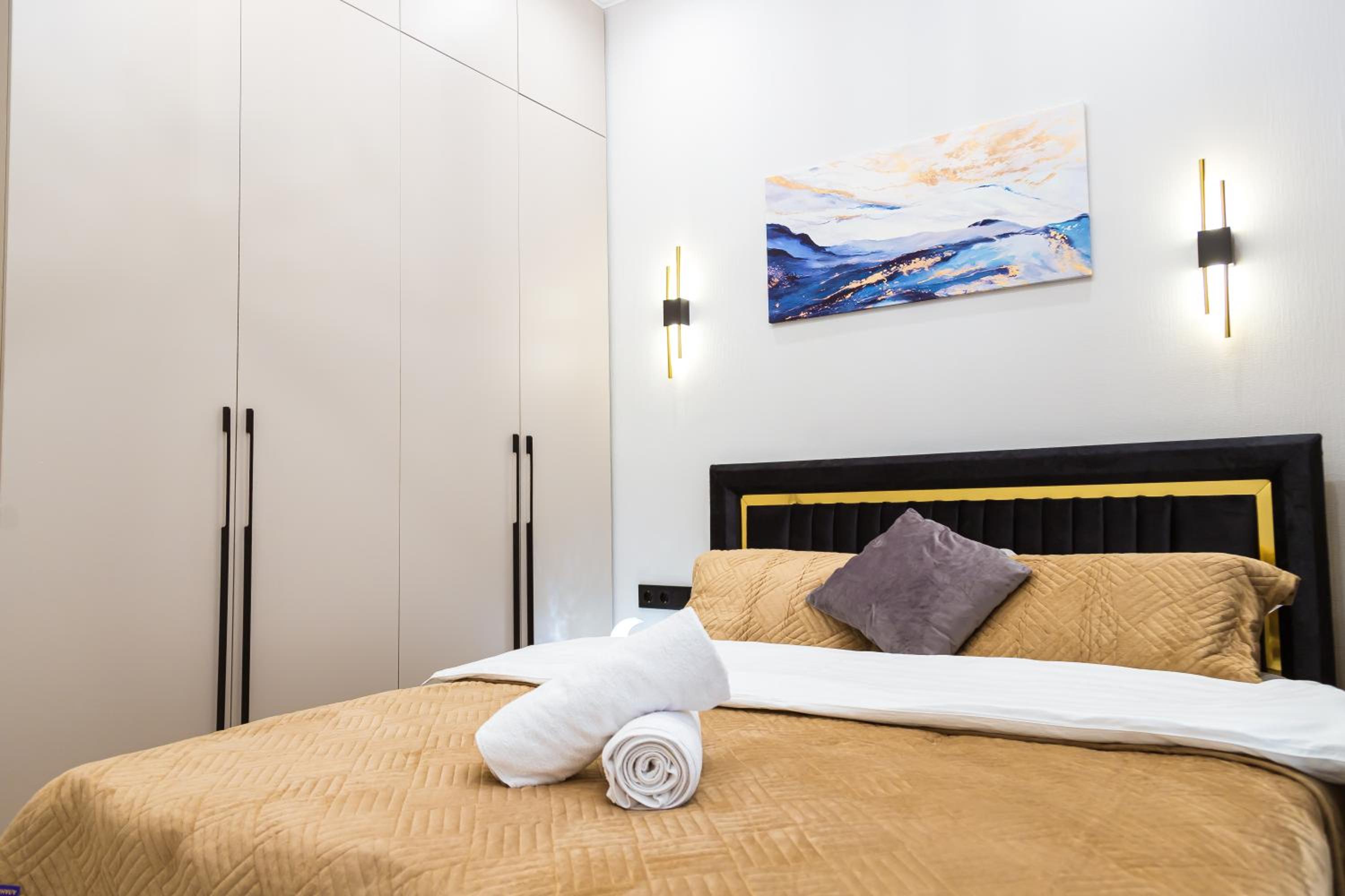 One-Bedroom Apartment with Balcony and City View photo 1