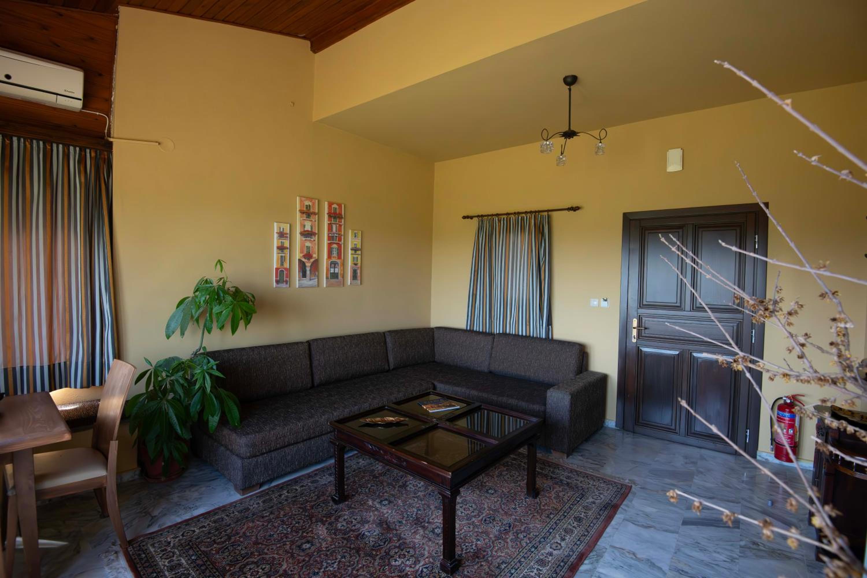 Deluxe Bungalow photo 2