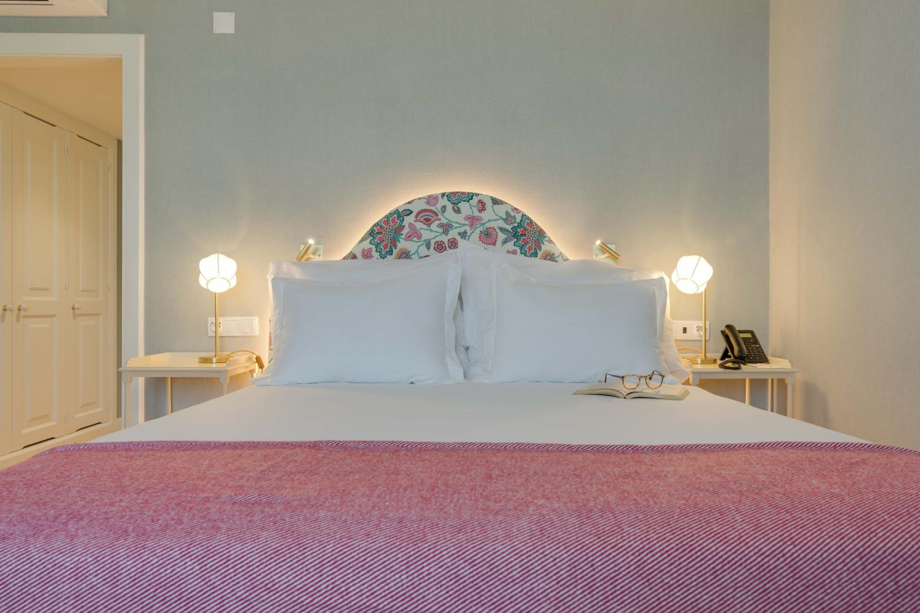 Deluxe Double Room With Side Sea View thumbnail 5