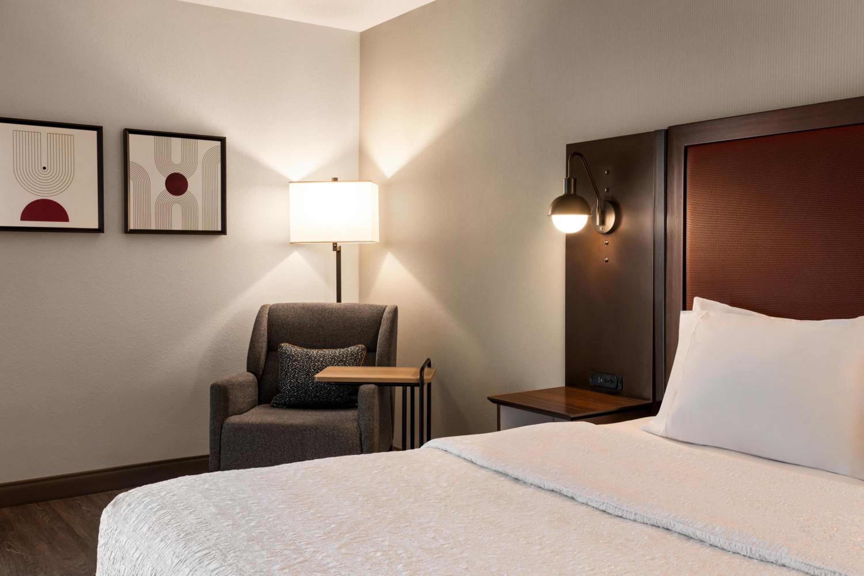 King Room with King Bed - Non-Smoking - Photo 6