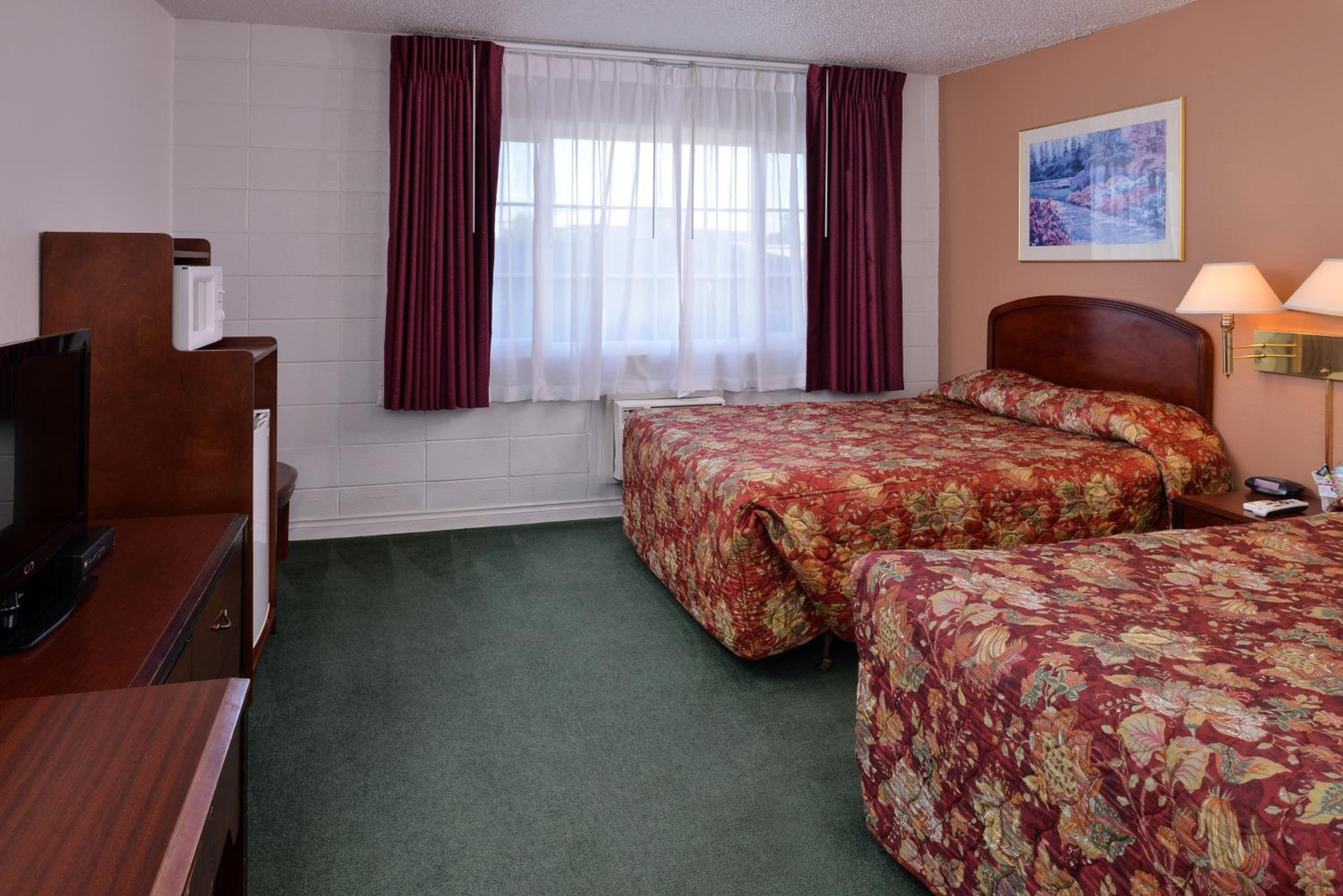 Queen Room with Two Queen Beds - Non-Smoking photo 3