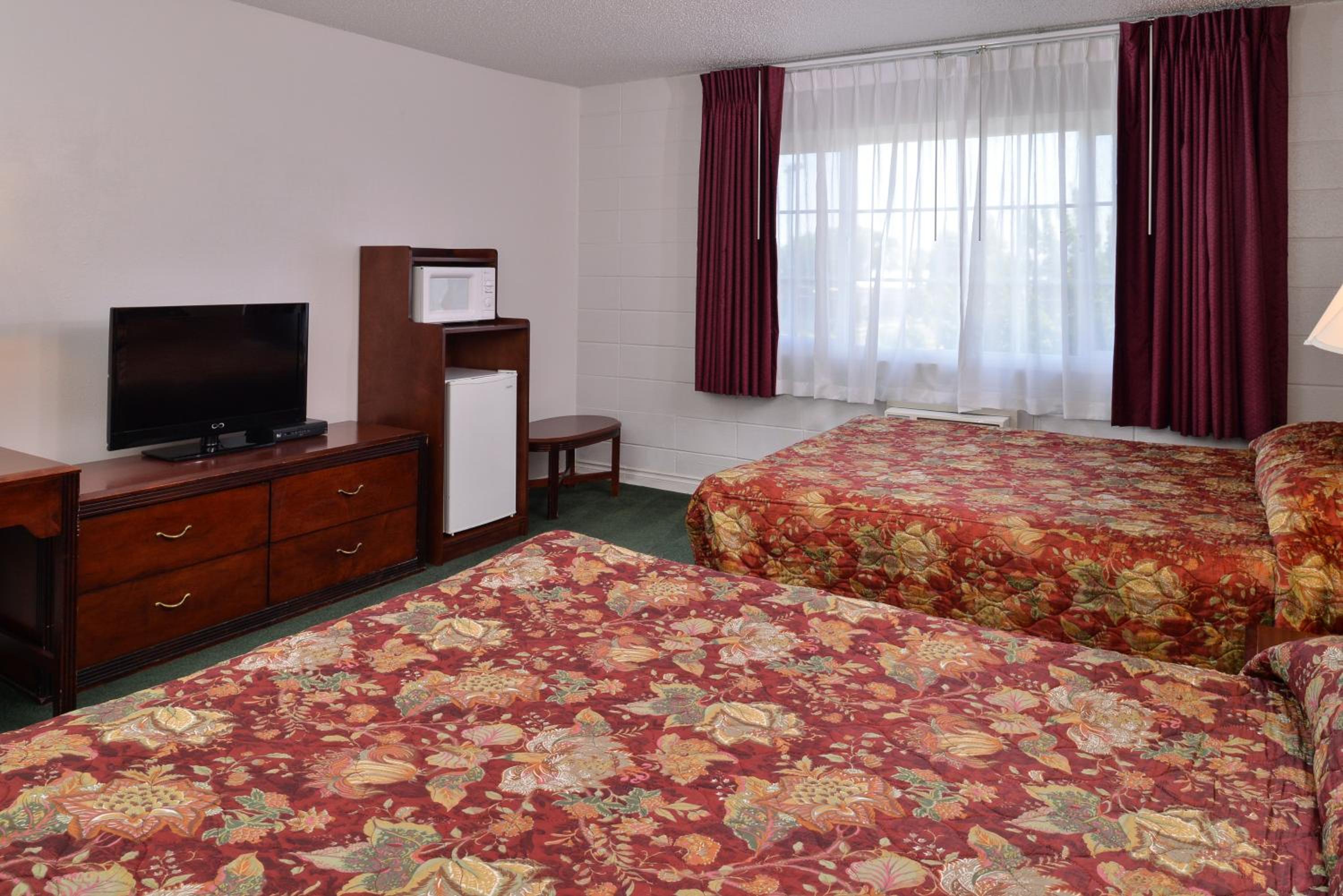 Queen Room with Two Queen Beds - Non-Smoking photo 2