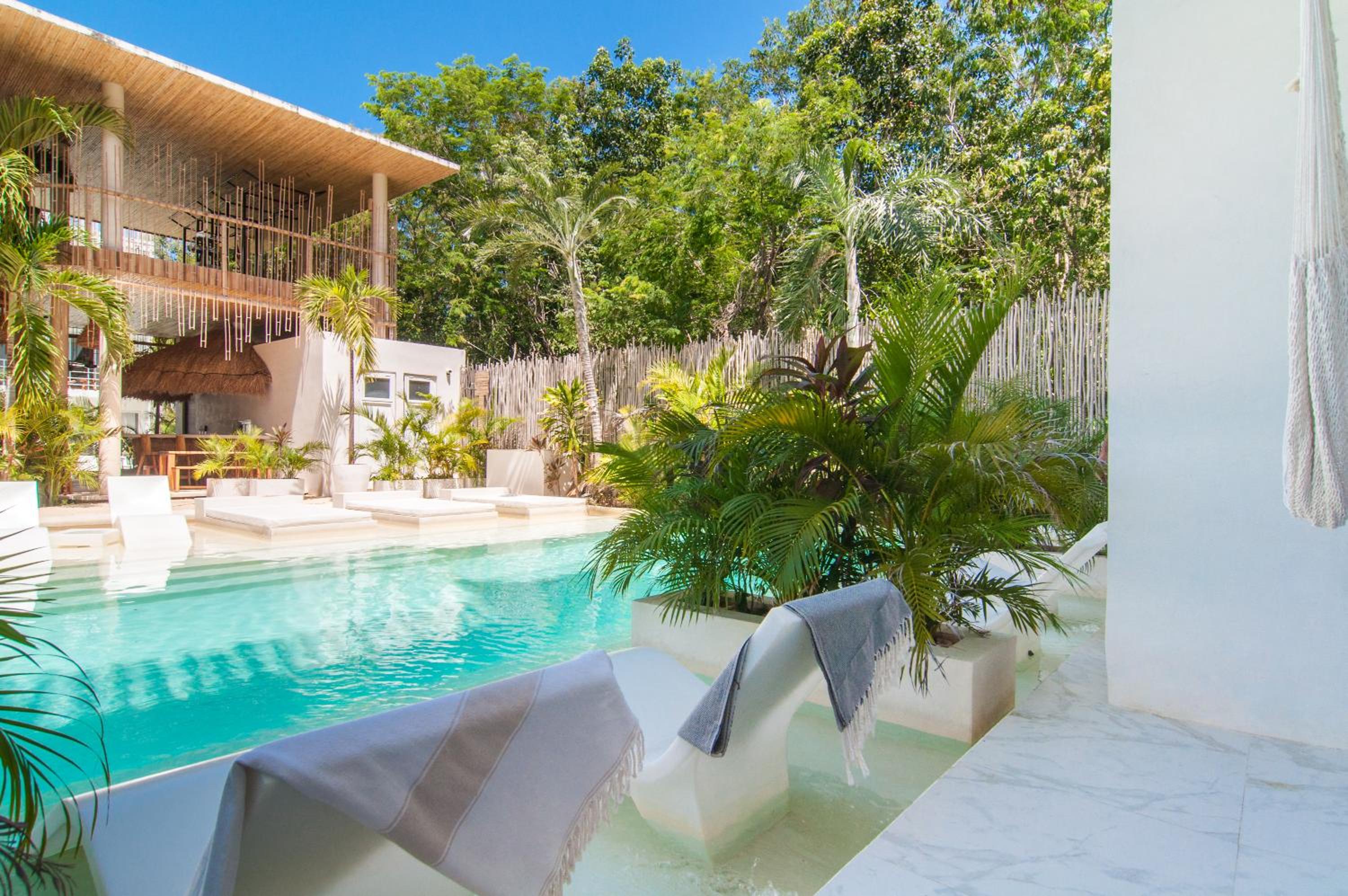 Studio with Pool View - Photo 9