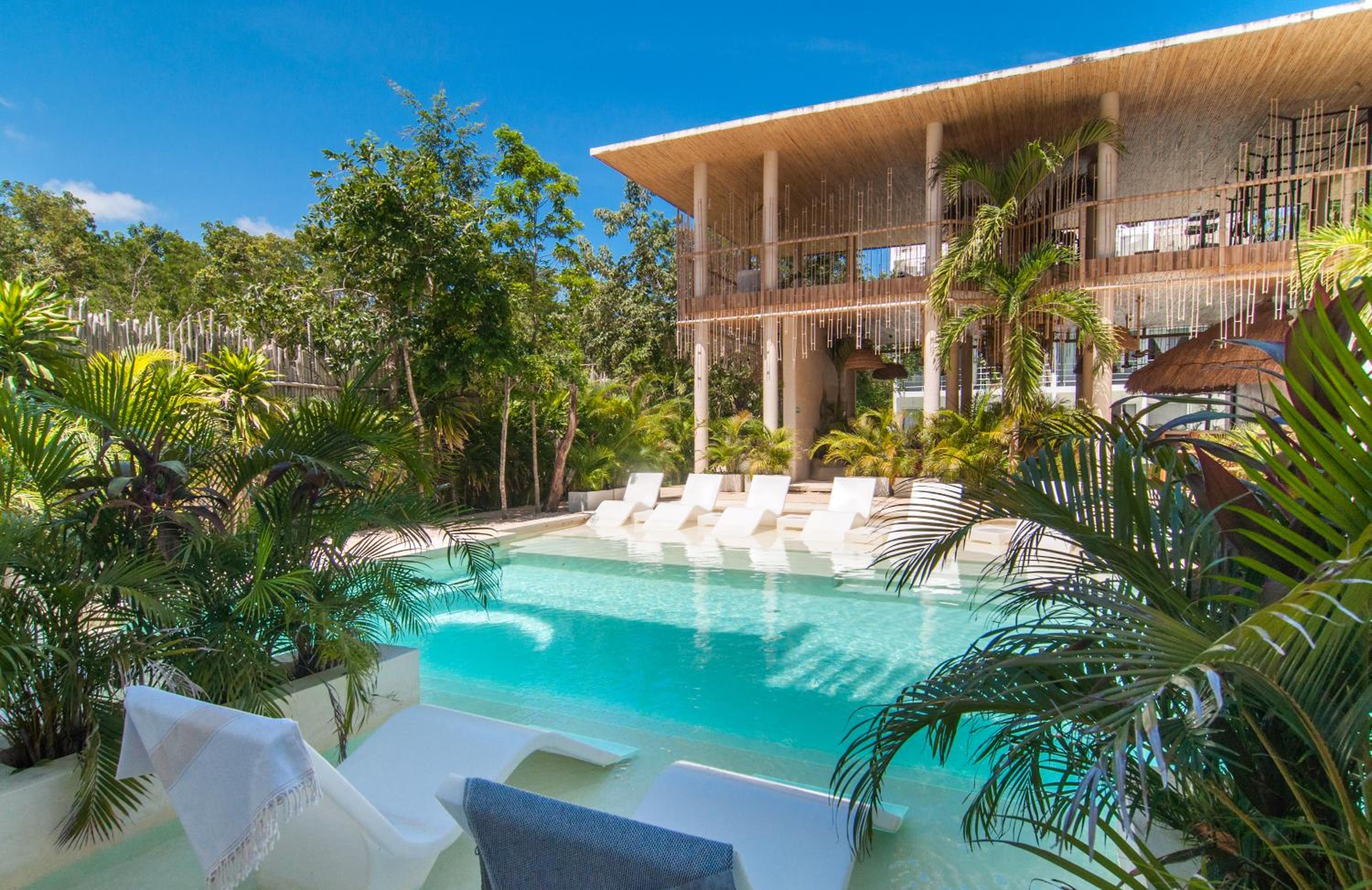 Studio with Pool View - Photo 10