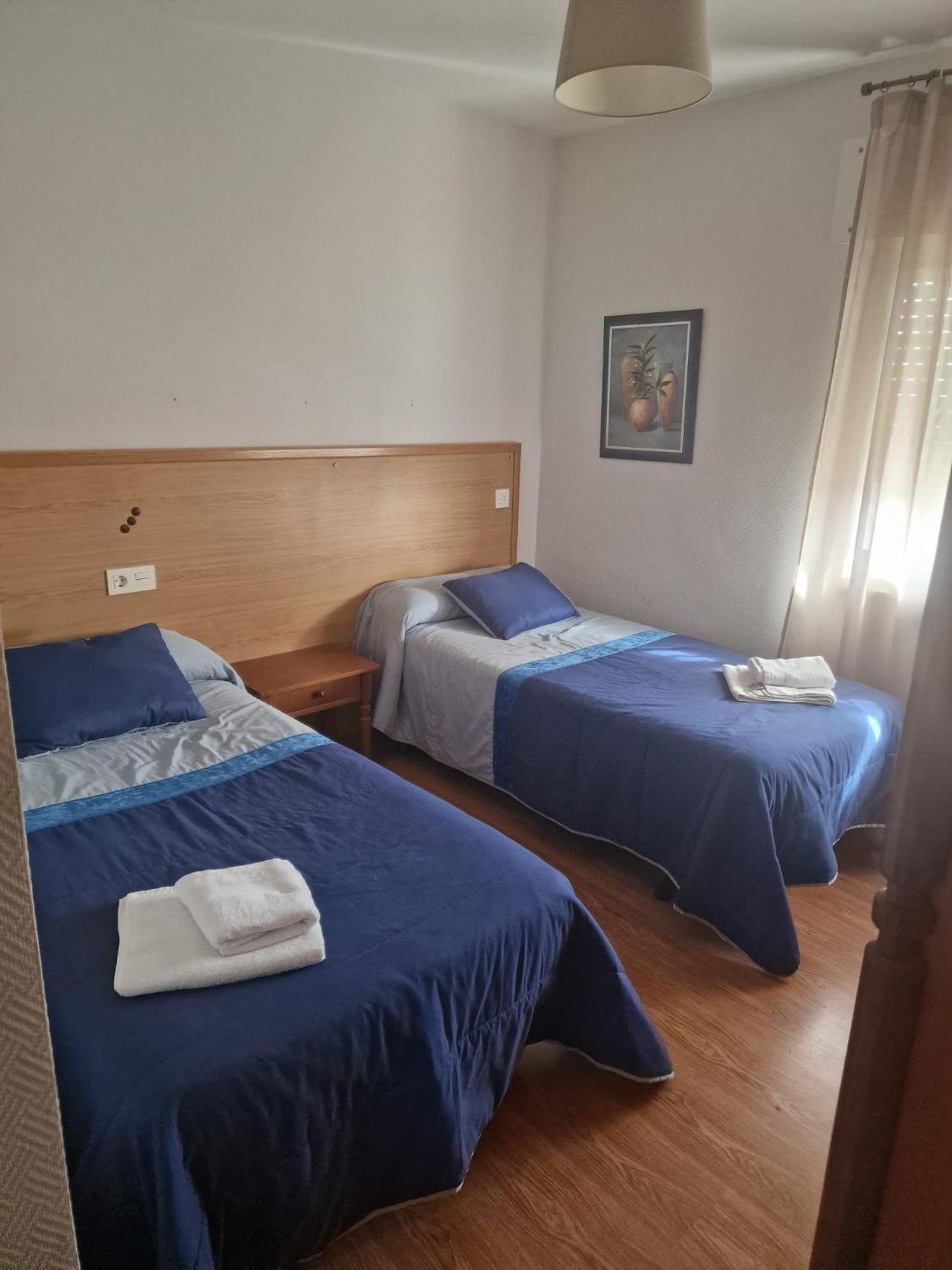 Twin Room with Bathroom - Photo 3