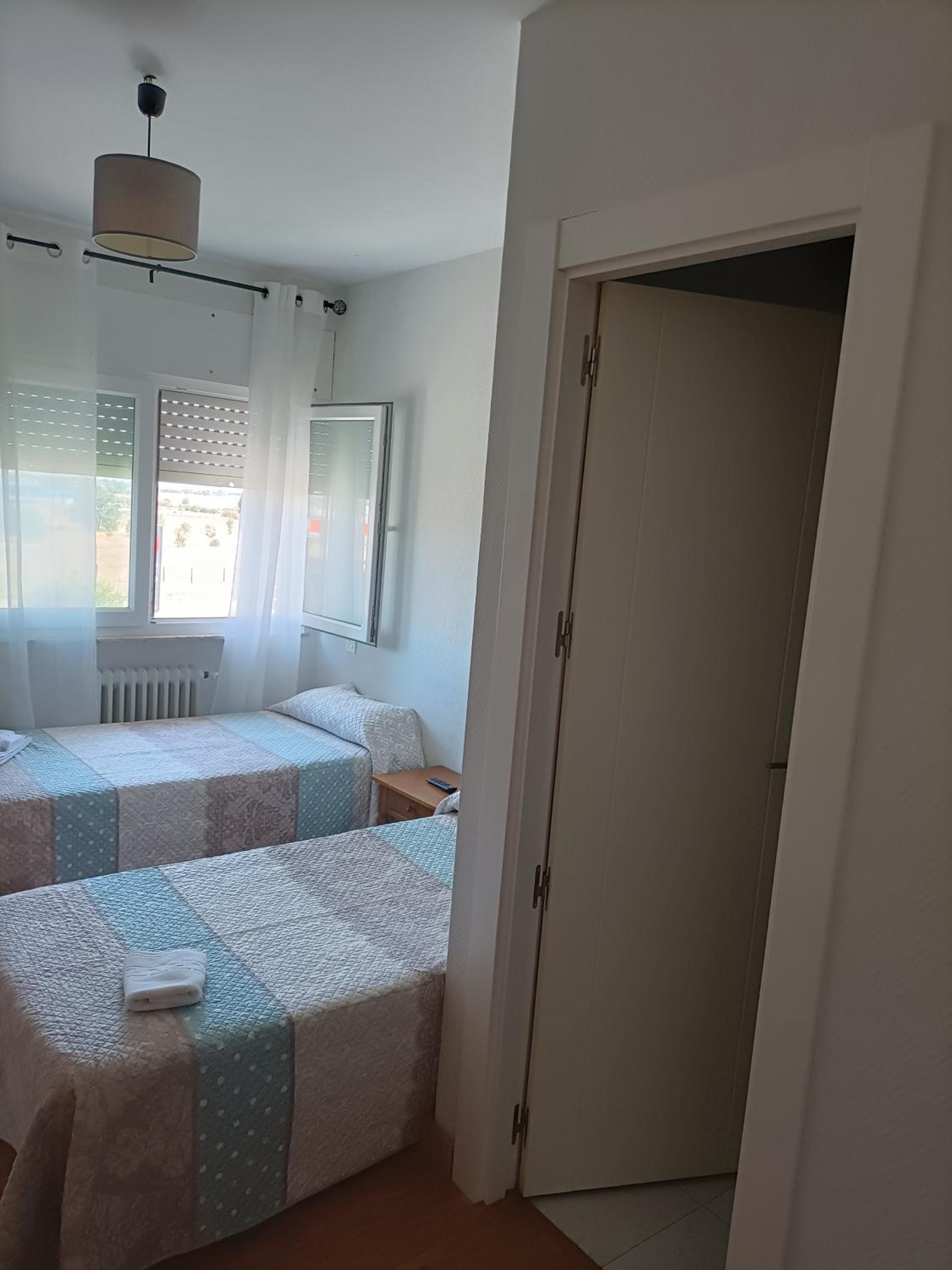 Twin Room with Bathroom - Photo 4