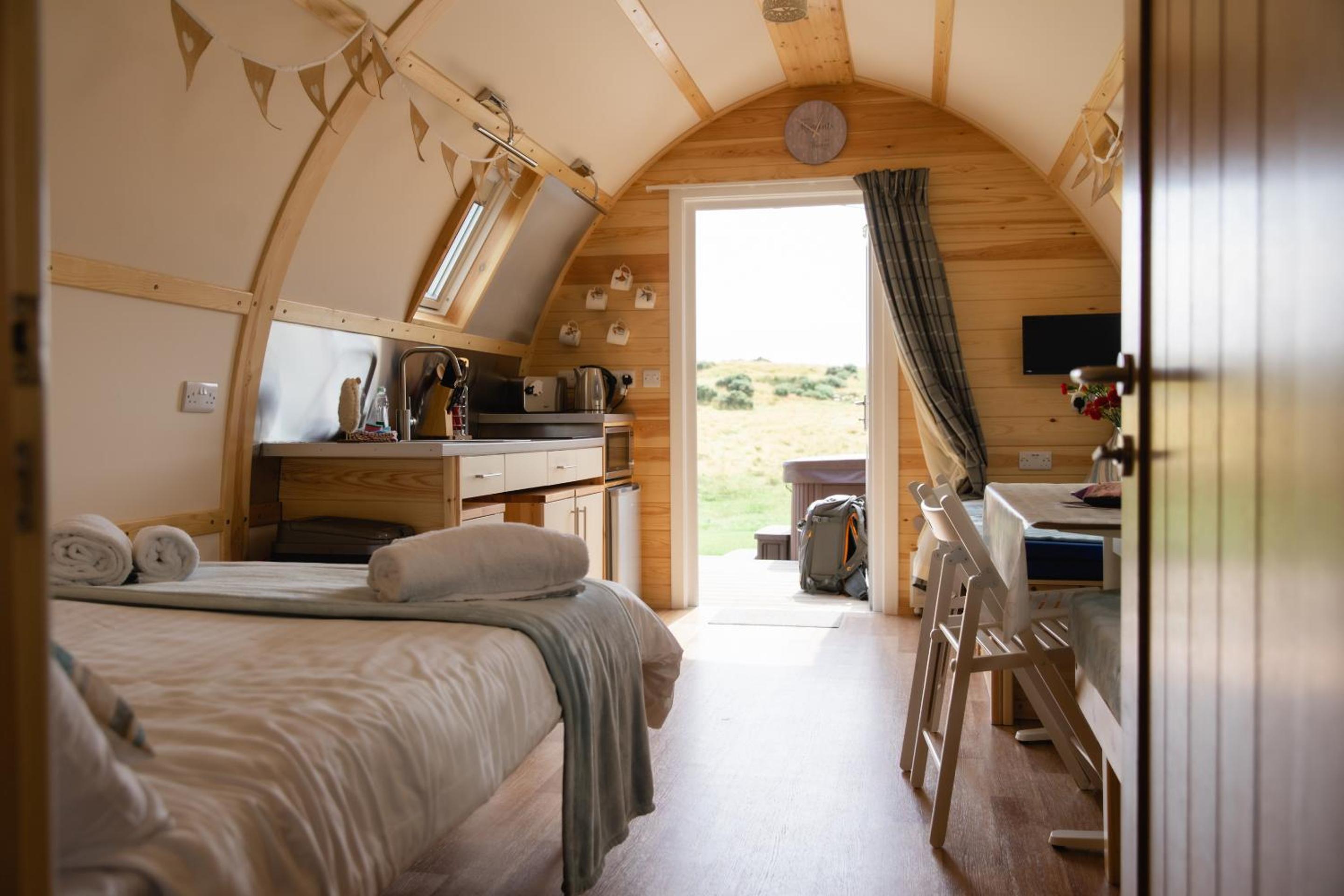 Superior Large Stepless Cabin With Hot Tub photo 3