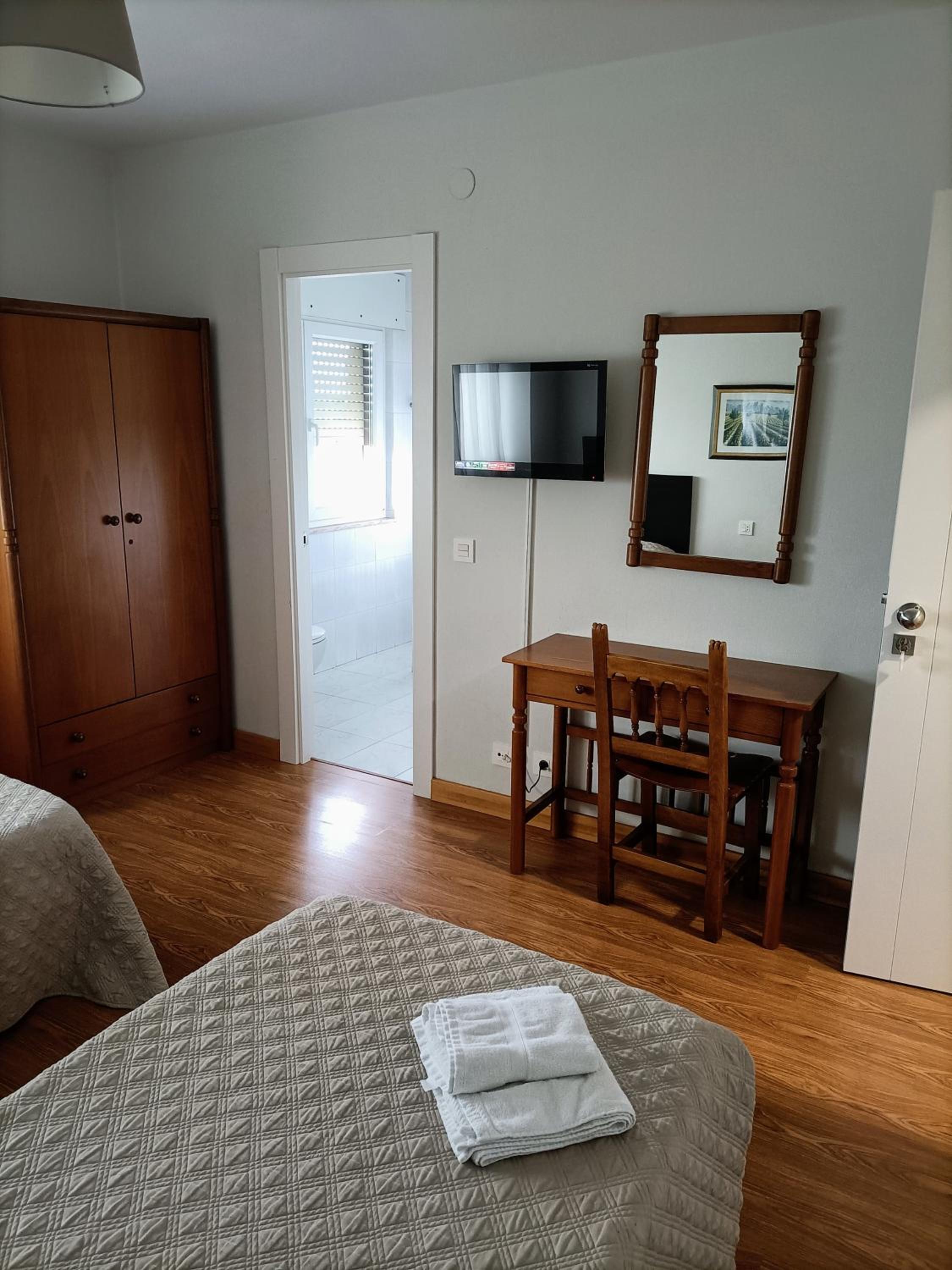 Twin Room with Bathroom - Photo 6