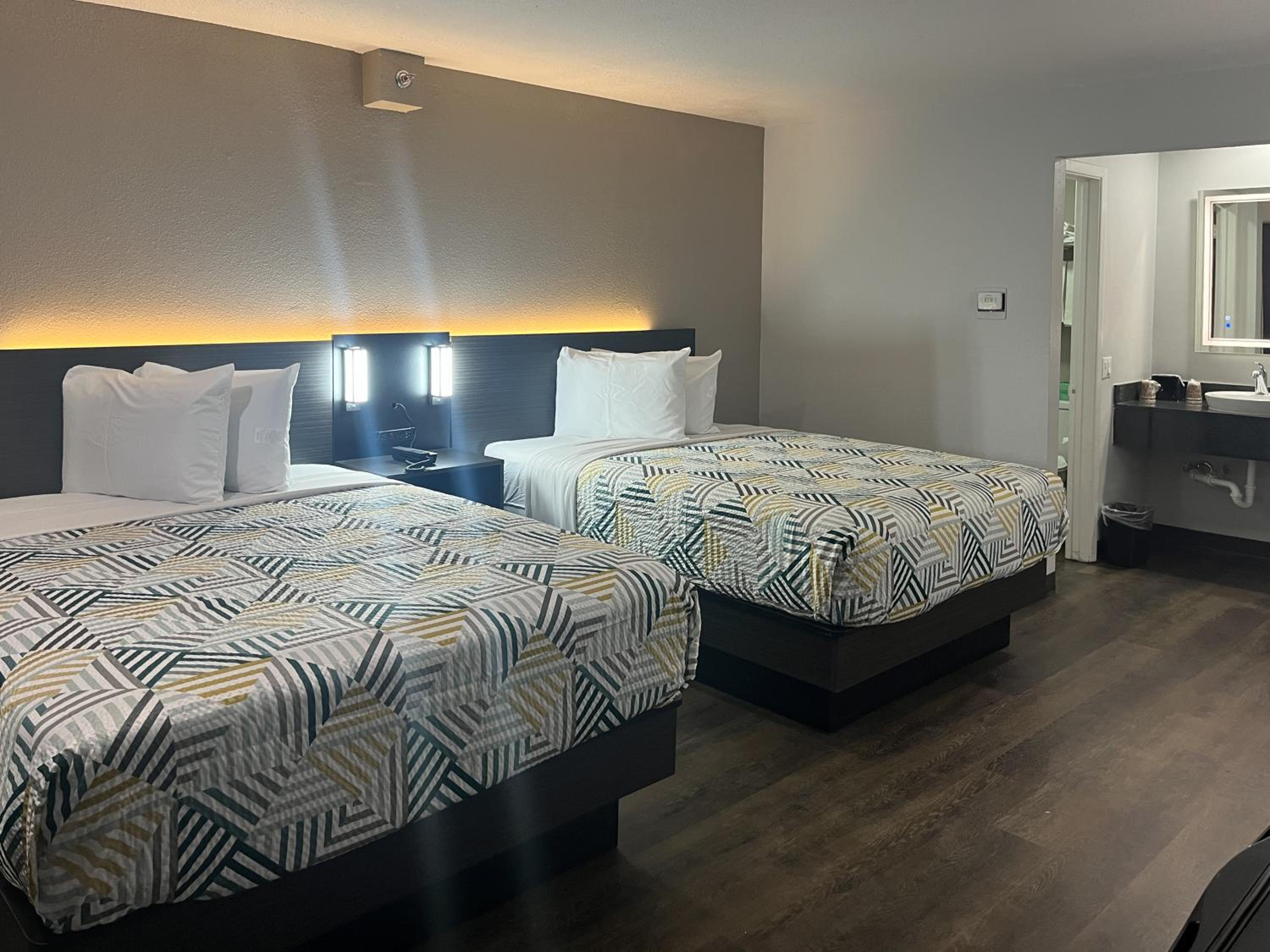 Queen Room with Two Queen Beds - Smoking photo 3