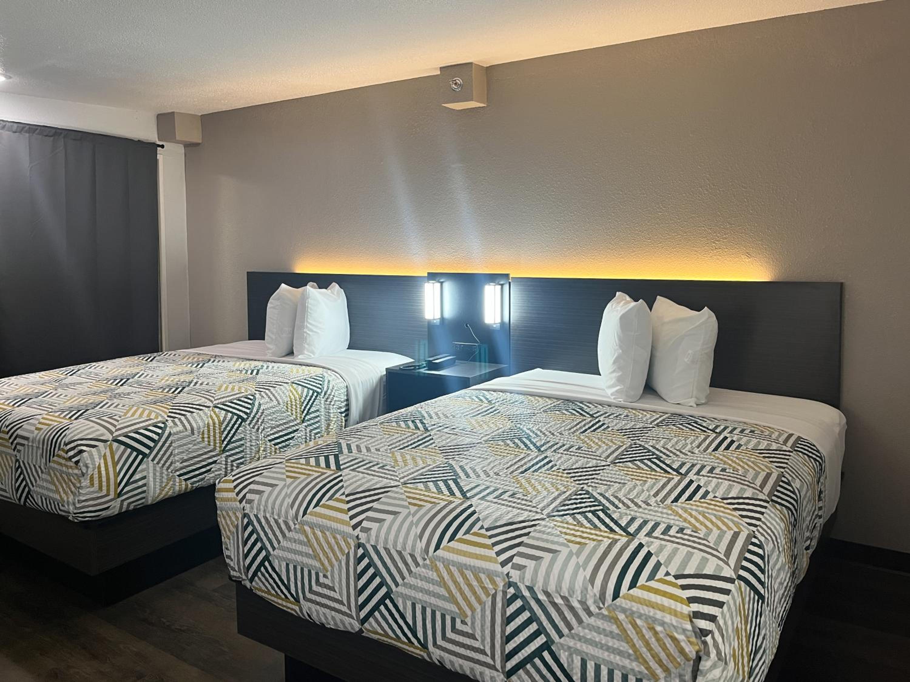 Queen Room with Two Queen Beds - Smoking photo 2