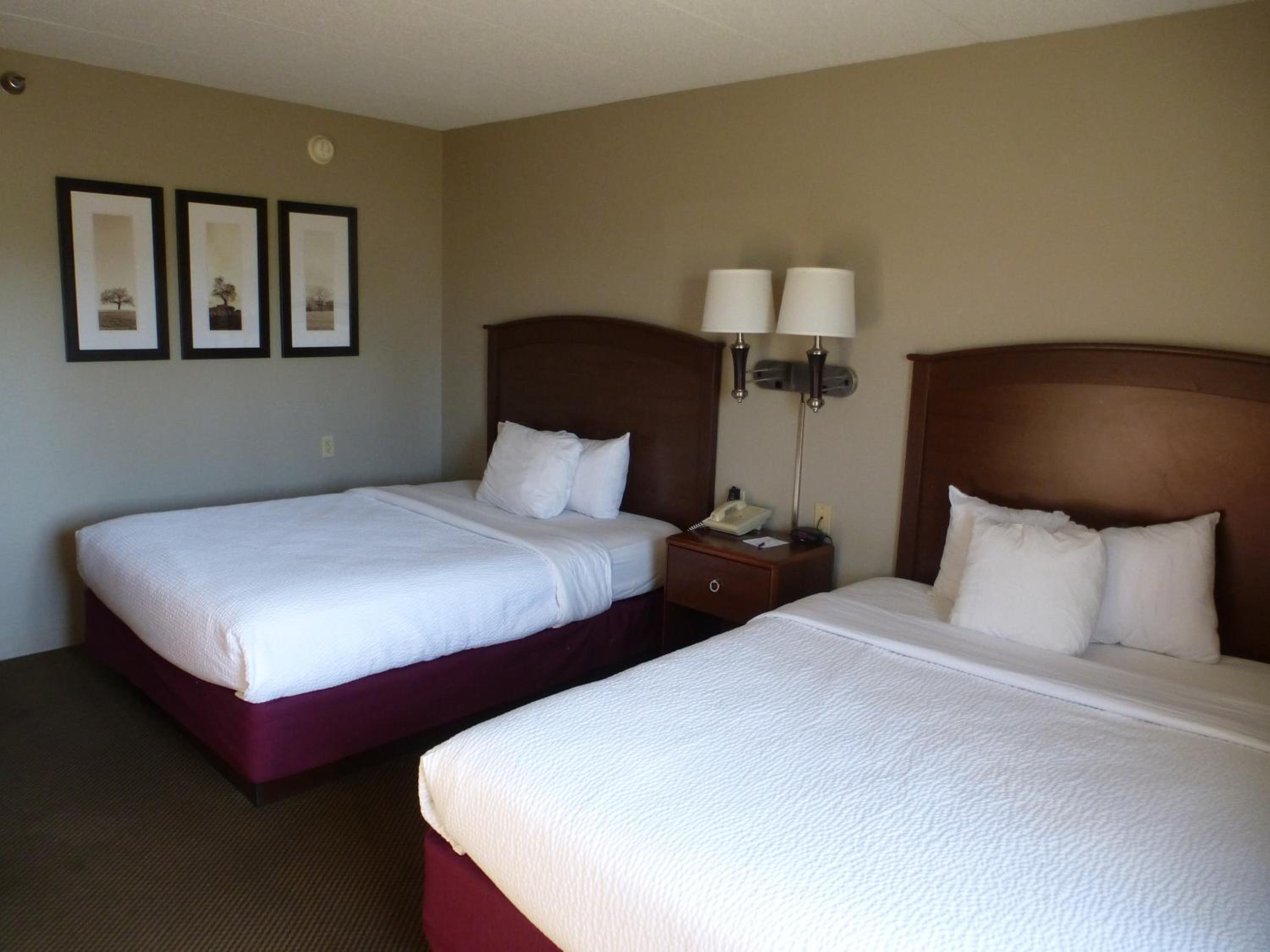 Queen Room with Two Queen Beds - Non-Smoking - Photo 2
