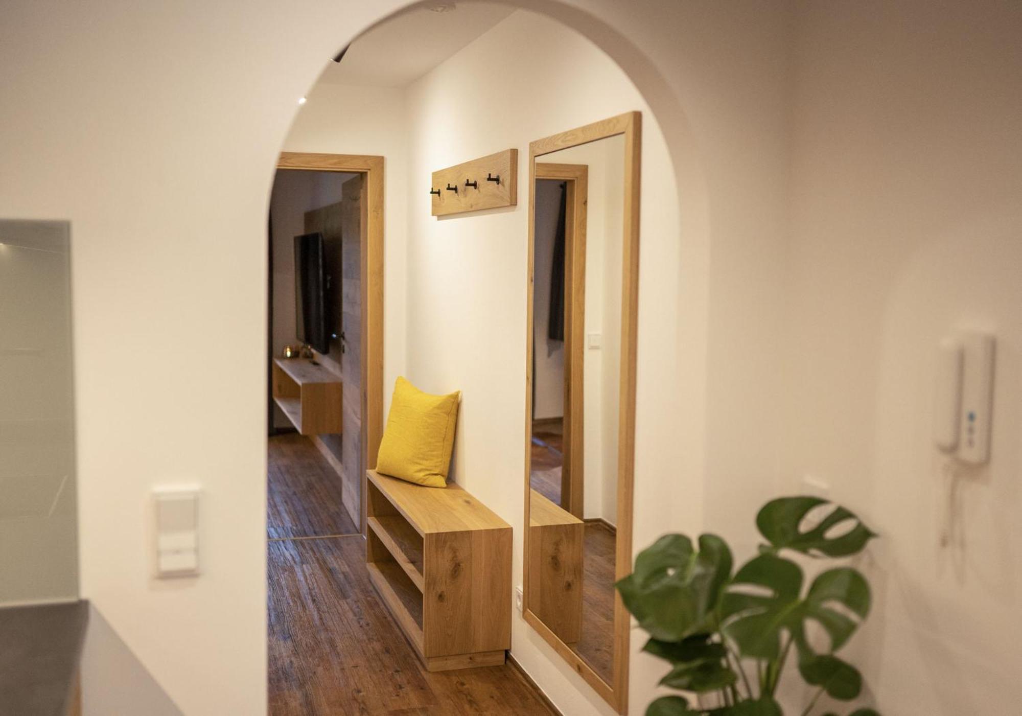 One-Bedroom Apartment with Balcony and Mountain View   photo 1