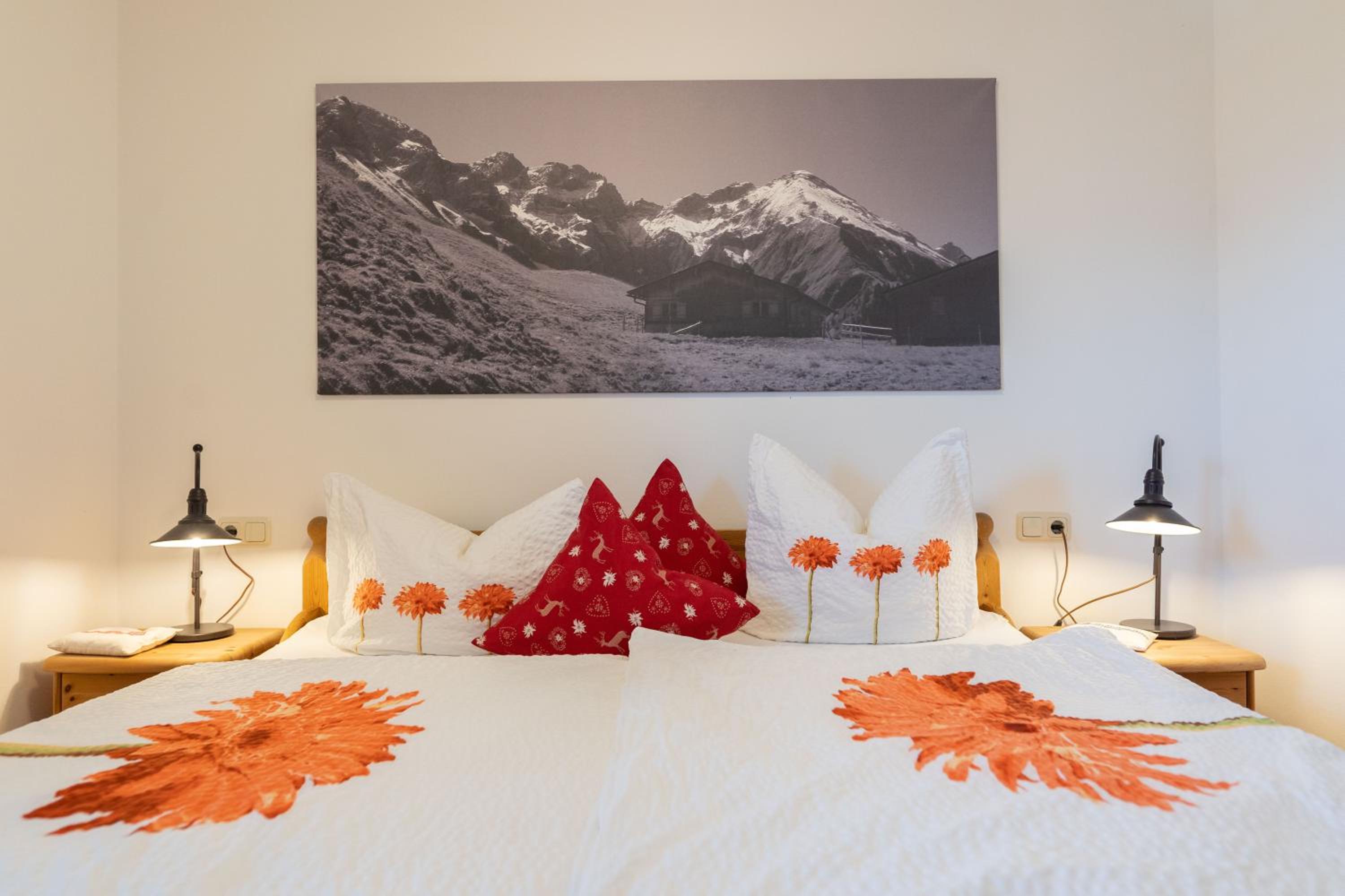 One-Bedroom Apartment with Balcony and Mountain View   photo 1