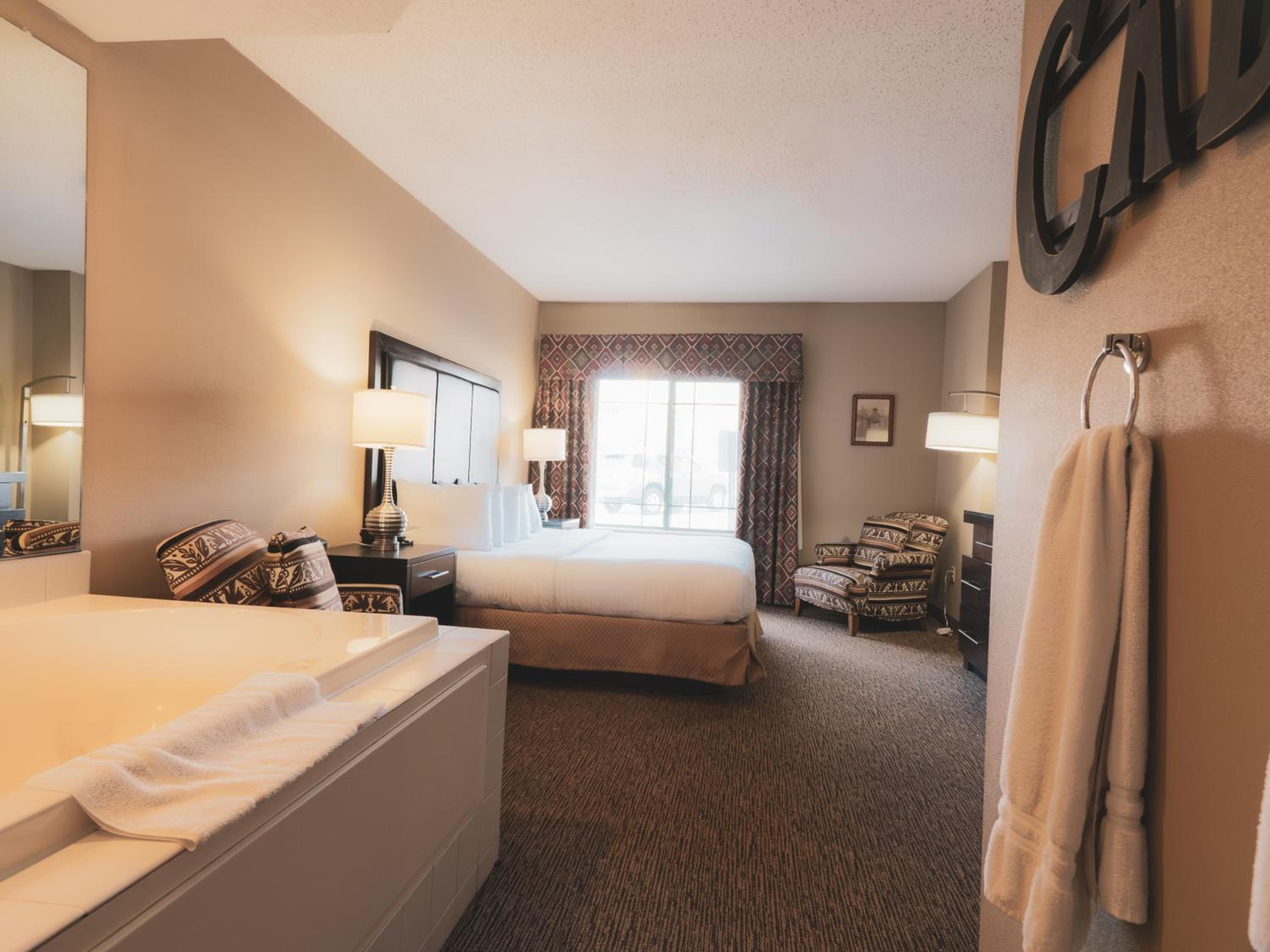 Deluxe King Suite - Photo 2