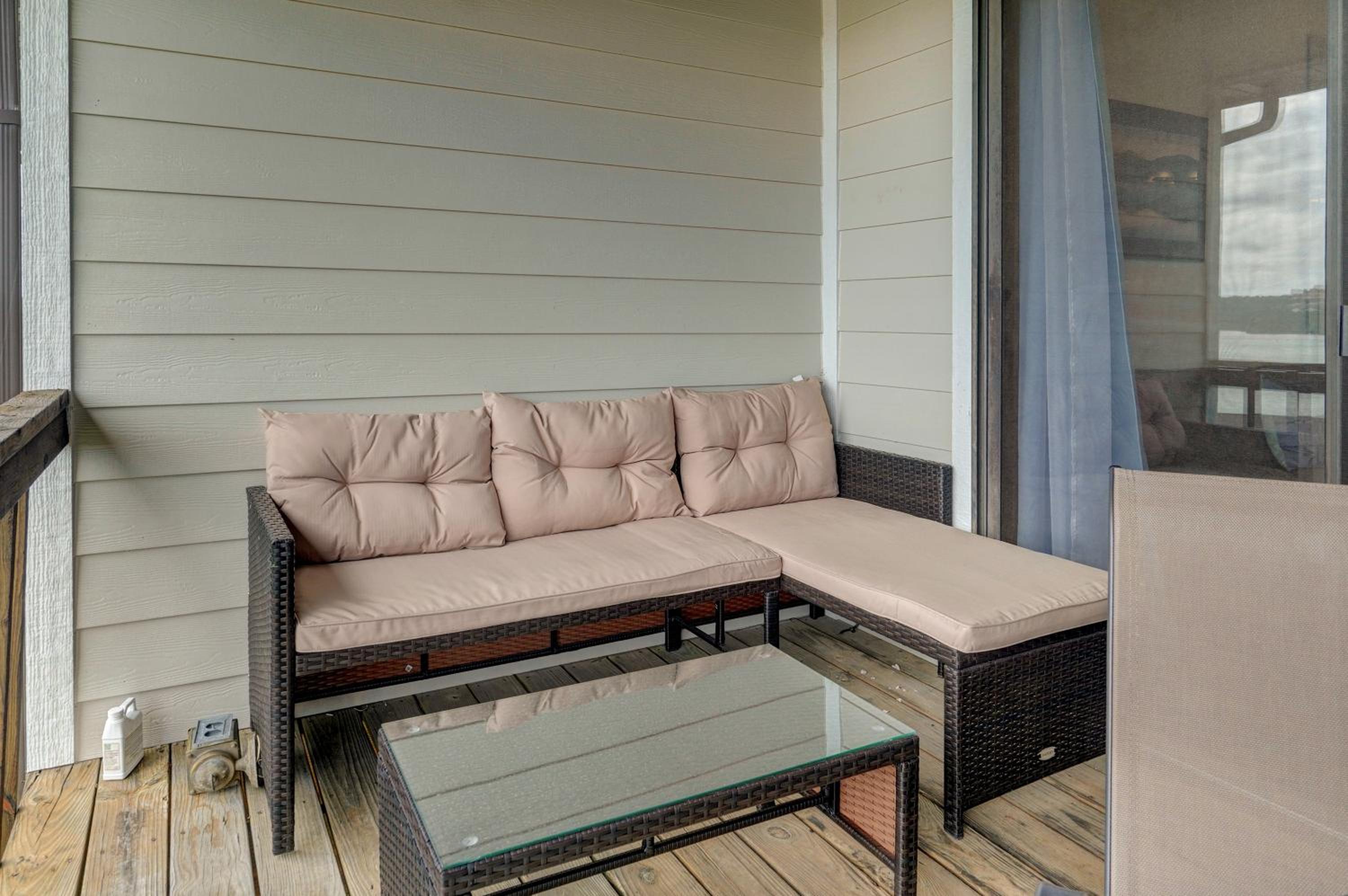 Two-Bedroom Apartment with Lake View photo 3