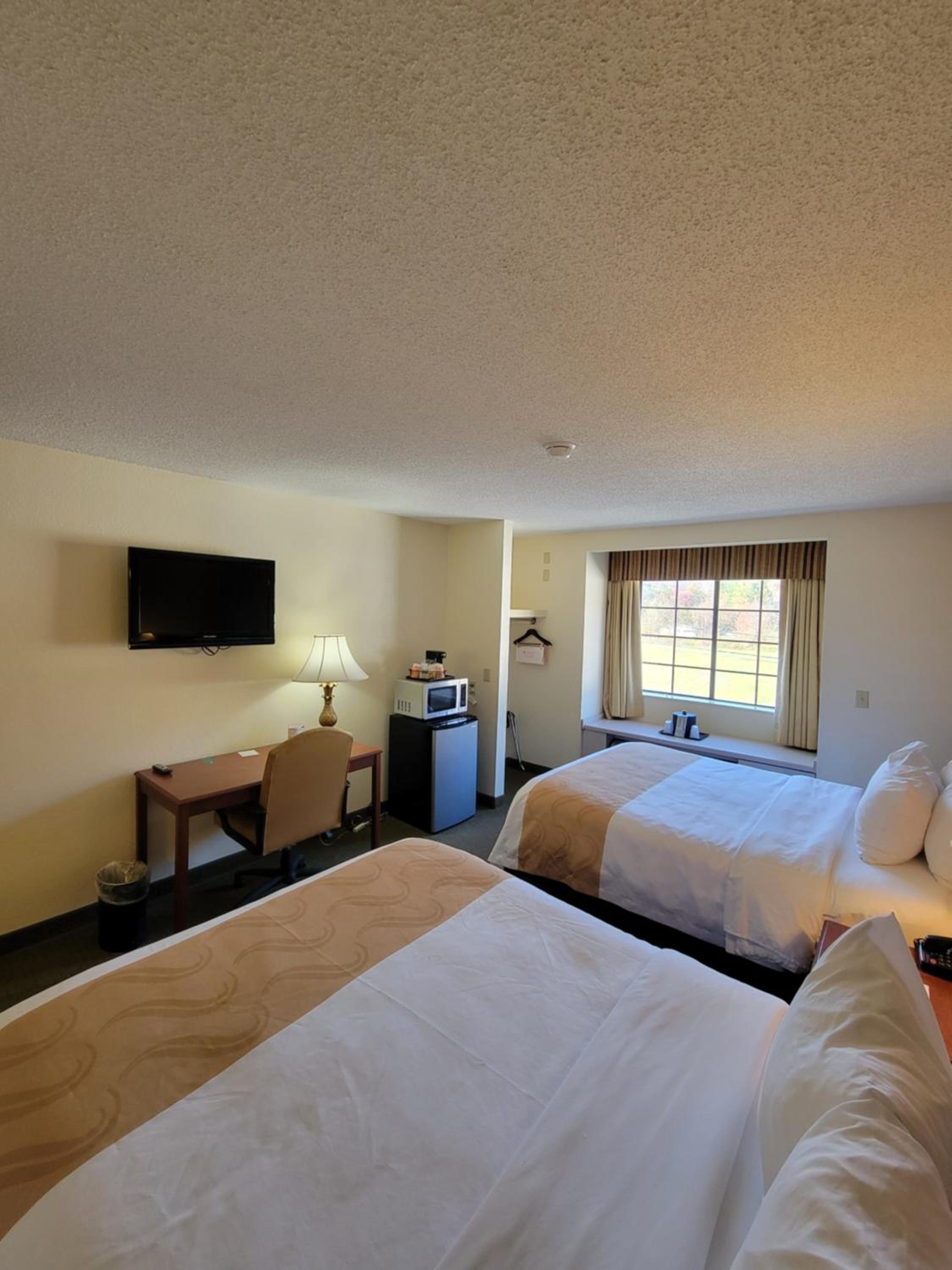 Quadruple Room with Two Queen Beds - Smoking/Pet Friendly photo 2
