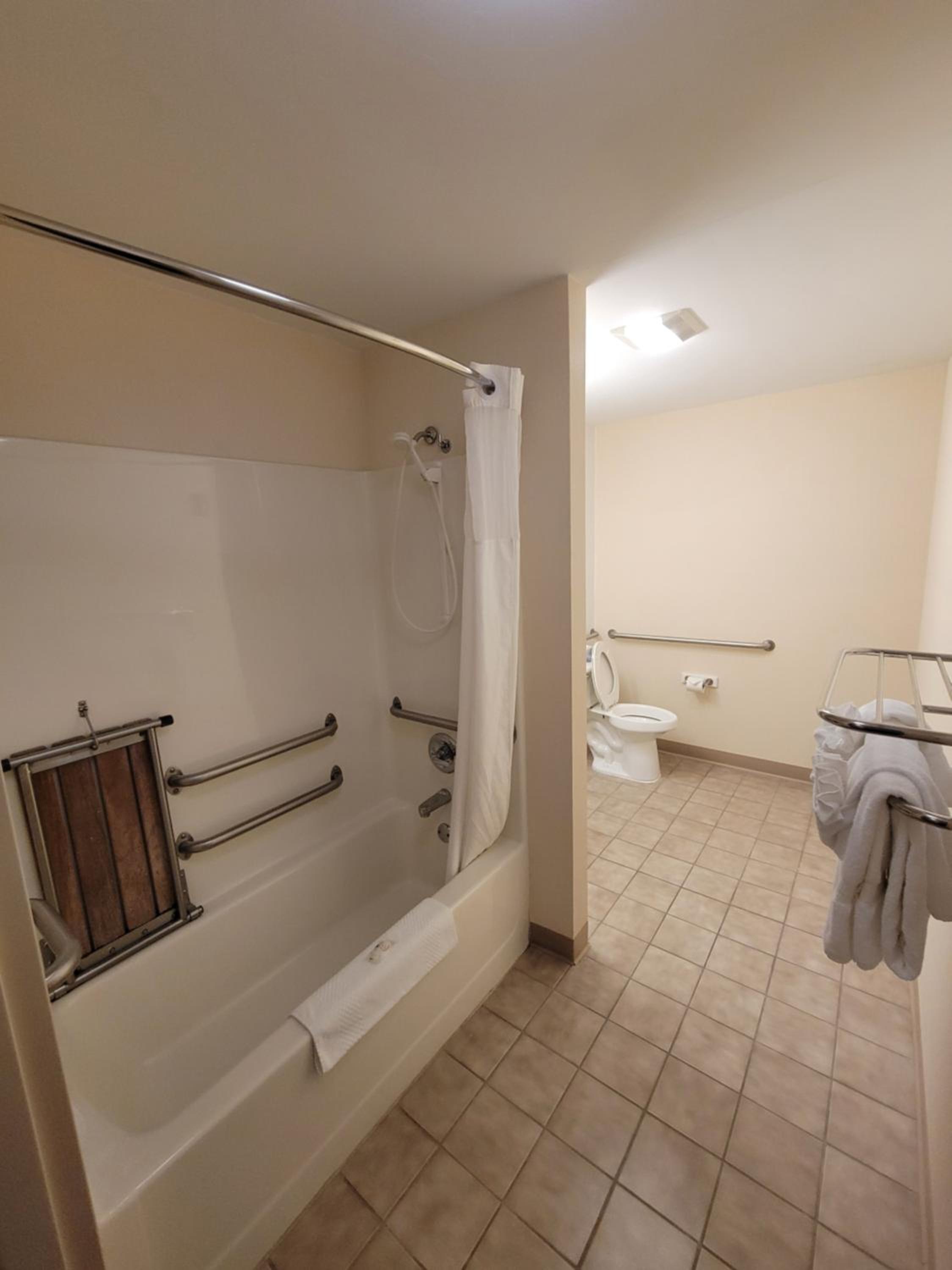 Queen Room with Accessible Tub - Accessible/Non-Smoking photo 3